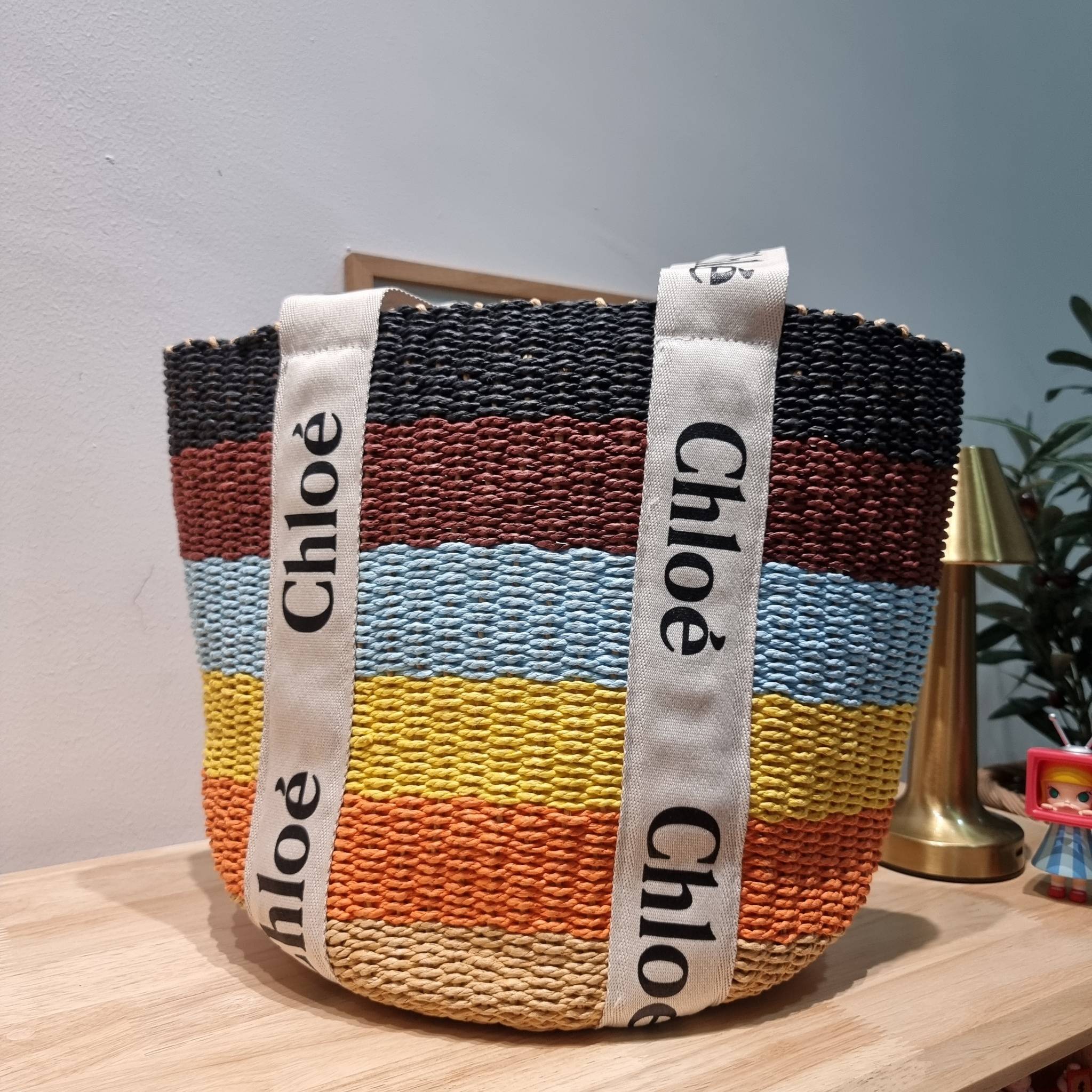 CHLOE LARGE WOODY BASKET Multicolor กระเป๋าสะพายสานทรงตะกร้า ยอดฮิตติดลมของแบรนด์ ด้วยวัสดุสังเคราห์จากธรรมชาติ สานทอเต็มใบออกมาเป็นลวดลายสวยงาม