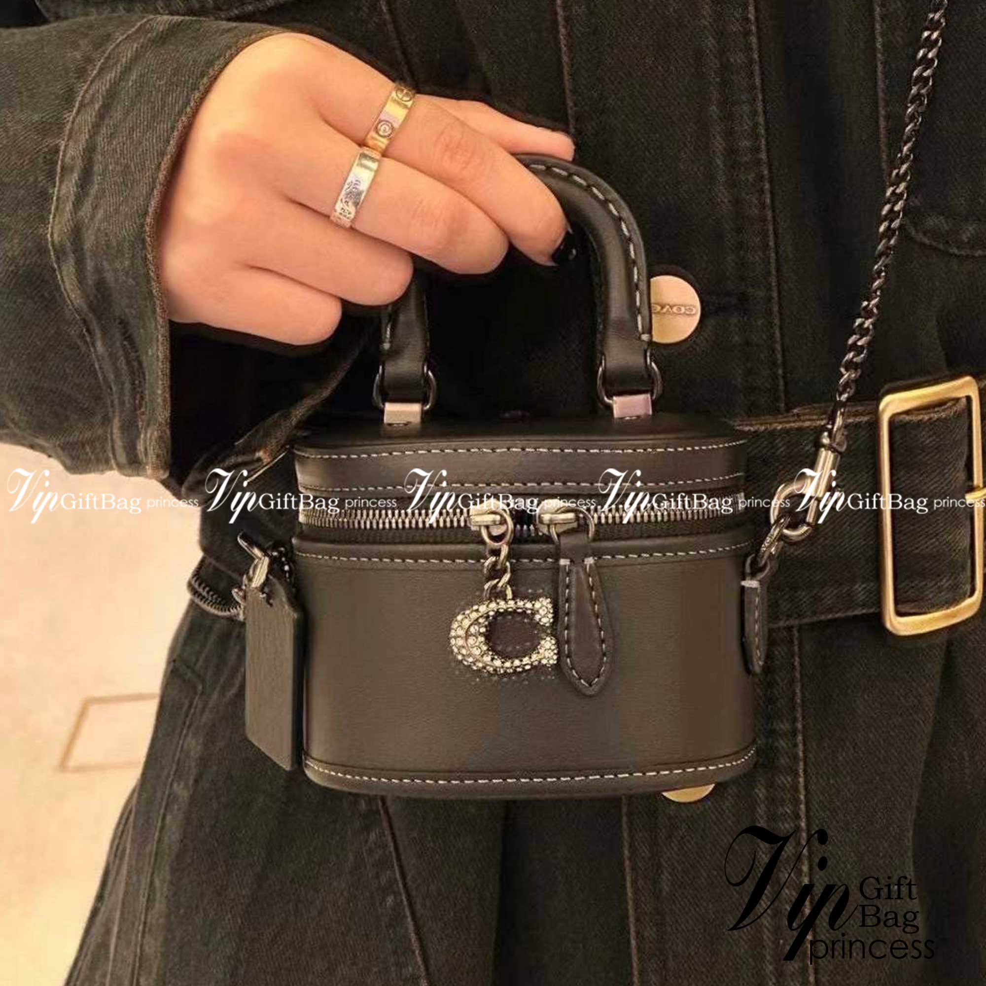 COACH TRAIL CROSSBODY 12 IN SIGNATURE CANVAS CE768 // CE769 มอบเป็นของขวัญปีนี้ รุ่นนี้ต้องเข้าแล้วล่ะคะ พร้อมส่งที่ไทยจำนวนจำกัด! ได้ล๊อตเปิดตัวราคาดีสุดมาค่ะ🎁มอบทันใช้ในช่วงเทศกาลปีใหม่นี้กันค่าา สวยไร้ที่ติ ✔️กระเป๋าใส่ของจำเป็นจุกจิก หน