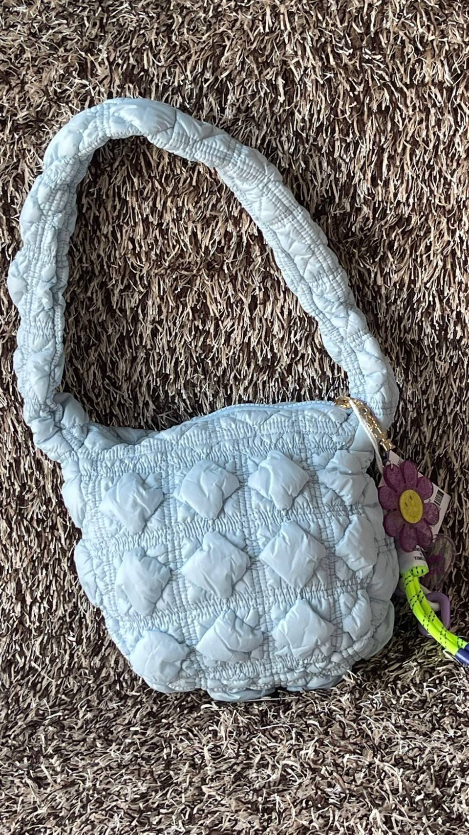 Carlyn Quilted Soft M Bag กระเป๋าสุดฮอตจากประเทศเกาหลี มีทรงที่กำลังพอดี ไม่เล็กหรือใหญ่เกินไป เลยสามารถใช้ในชีวิตประจำวันได้ง่าย ตัวกระเป๋านุ่มบุเหมือนผ้านวม น้ำหนักเบา