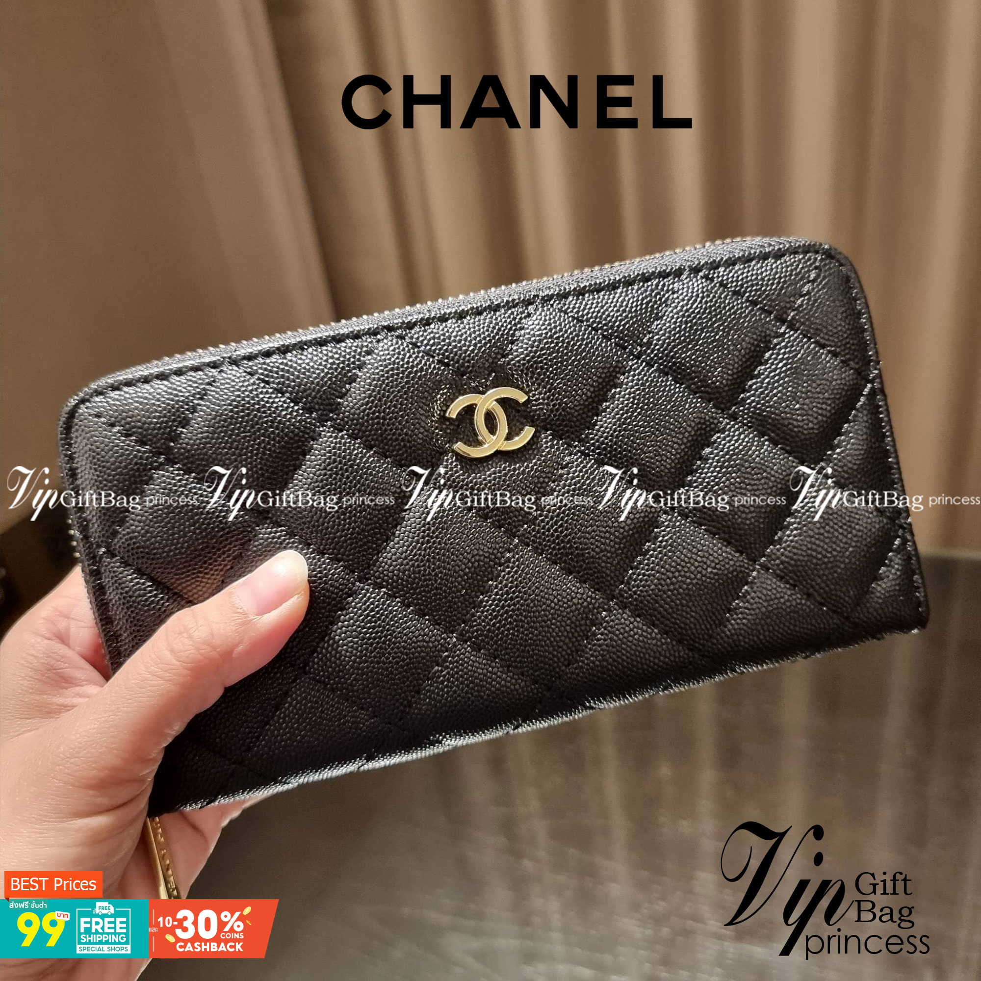 VIP 】กระเป๋าสตางค์ใบยาวรุ่นซิปรอบ สวยรับทรัพย์จาก Chanel วัสดุหนังลายคาร์เวีย ใช้แล้วขับผิวสุดๆ เปิด-ปิดด้วยซิปรูดรอบใบ ใช้งานง่าย ภายในกระเป๋ามีช่องใส่บัตรได้ ใส่ธนบัตรหรือเหรียญได้ มีช่องซิปแยกอีกหนึ่งช่อง ดีไซน์เรียบหรูแบบนี้ สาวๆห้ามพลาดกันน้า!! ซื้อใ