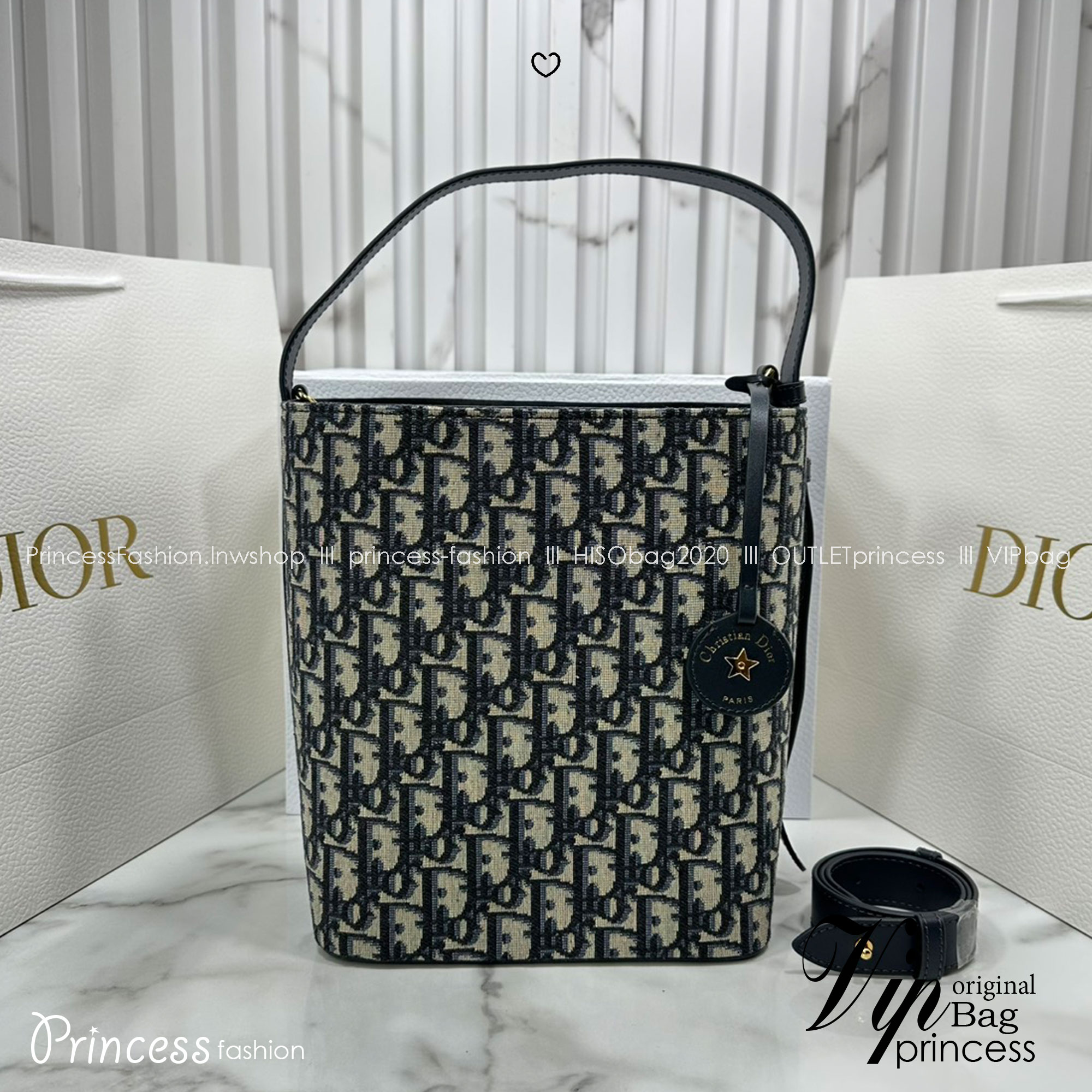 ORI หนังแท้ | DIOR Small Diorstar bucket bag Oblique jacquard fabric กระเป๋าสะพายทรงบัคเก็ต รุ่นใหม่ Cruise 2026 โดดเด่นด้วยดีไซน์ที่ง่ายต่อการใช้งานและมีประโยชน์ใช้สอยหลากหลาย
