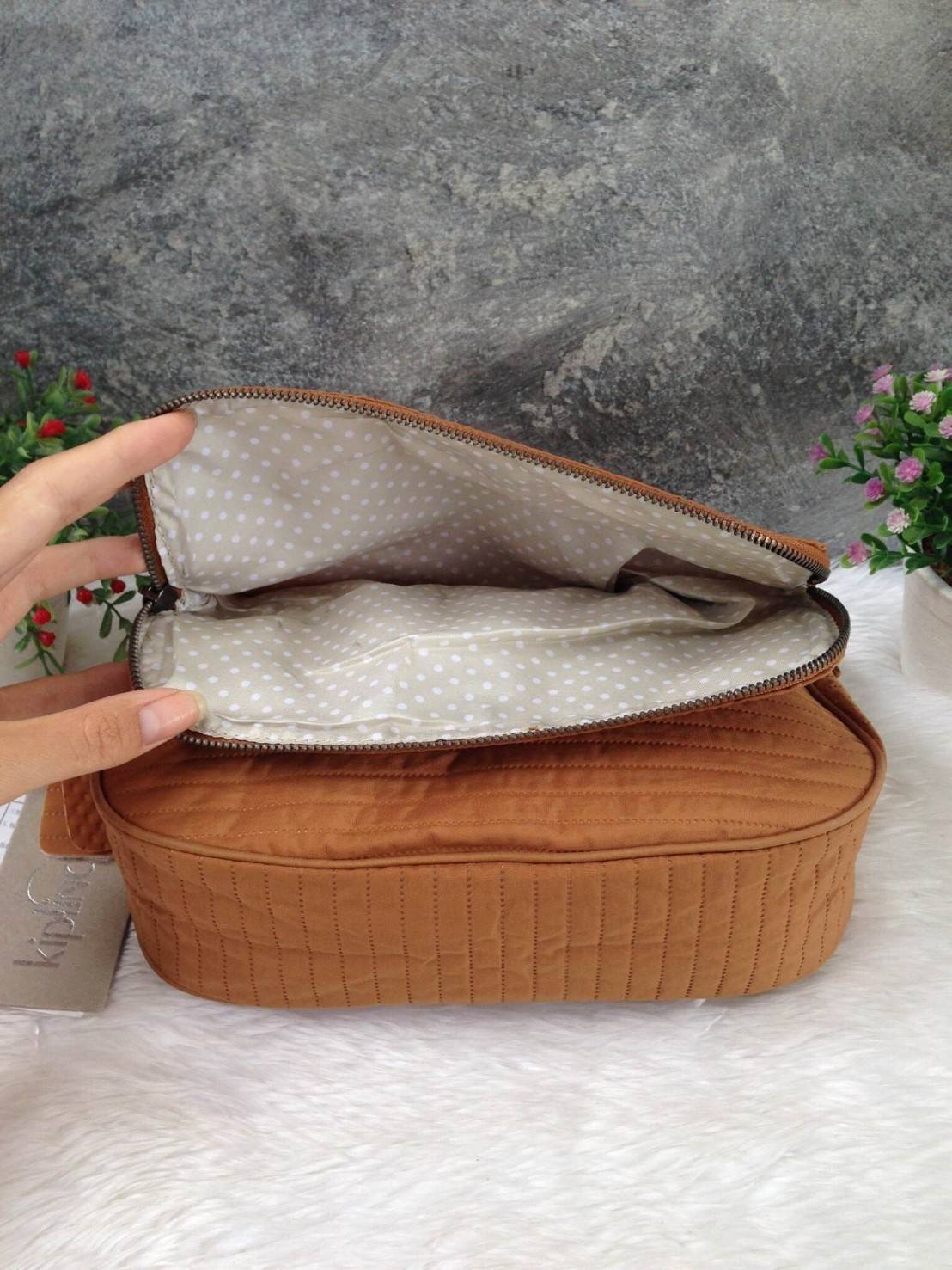 🎄KIPLING กระเป๋าสะพาย รุ่น Earthbeat S กระเป๋าสะพาย Earthbeat มีพร้อมส่งให้เลือกช้อปหลากหลายสีเลยค่ะ เพิ่มลายเก๋ๆให้ดูไม่น่าเบื่อ สามารถสะพายได้ 2 แบบ สะพายด้านข้างหรือเป็น shoulder ได้ ออกแบบขนาดกำลังดี ช่วยให้คุณจัดระเบียบสิ่งของได้อย่างลงตัว สา