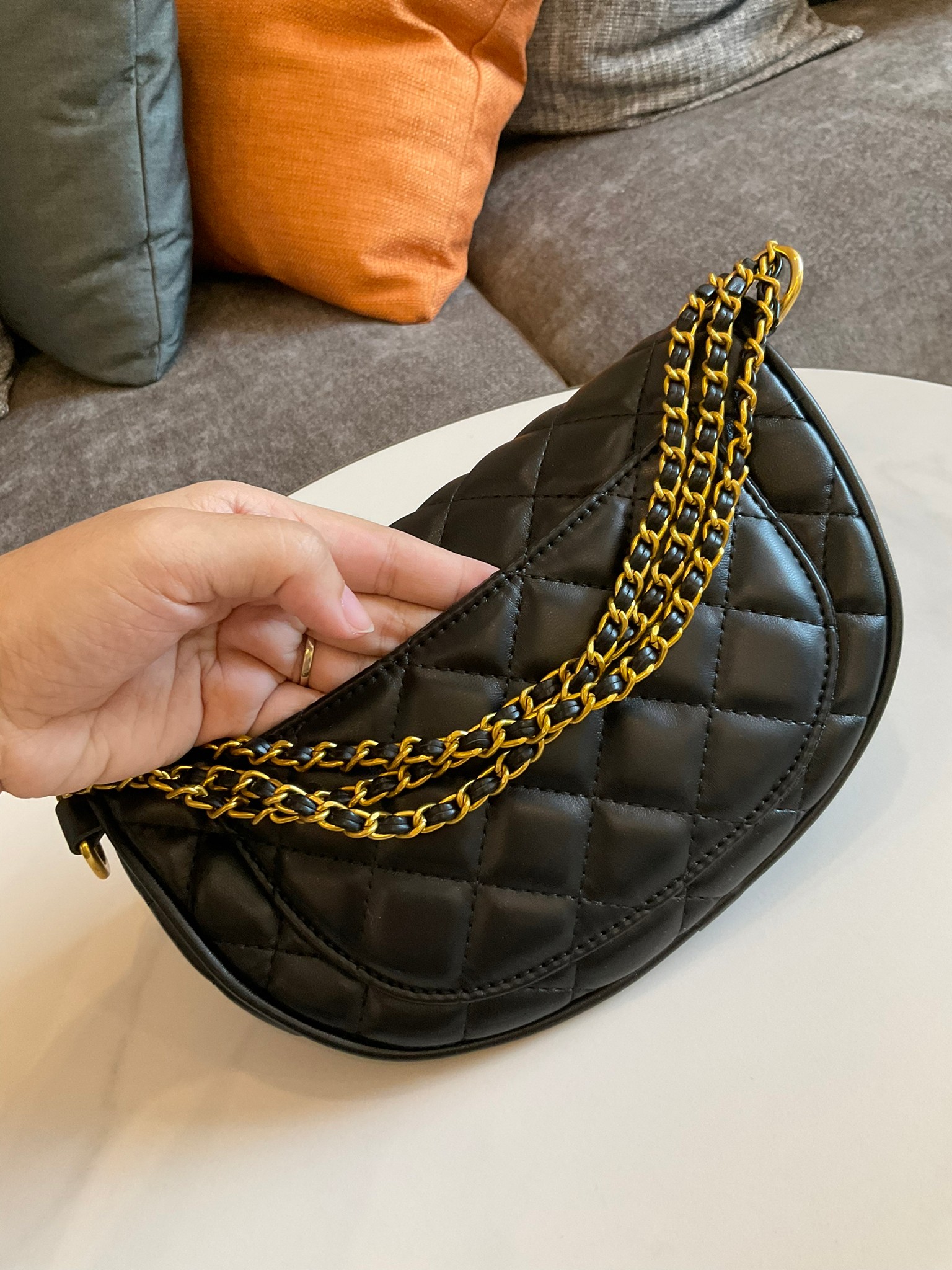 Chanel Belt bag black / CHANEL VIP GIFT CAVIER BAG CHANEL VIP GIFT BAG กระเป๋าคาดอกสุดเก๋ ที่กำลังมาแรงมาในตอนนี้ ตัวกระเป๋าเป็นหนังพียูพรีเมี่ยม อะไหล่ทองวินเทจทั้งใบ ด้านหน้าประดับโลโก้แบรนด์ เปิดปิดด้วยซิปยาว ด้านในใส่กระเป๋าสตางค์สั้นได้ มาพร้อมสายยาว