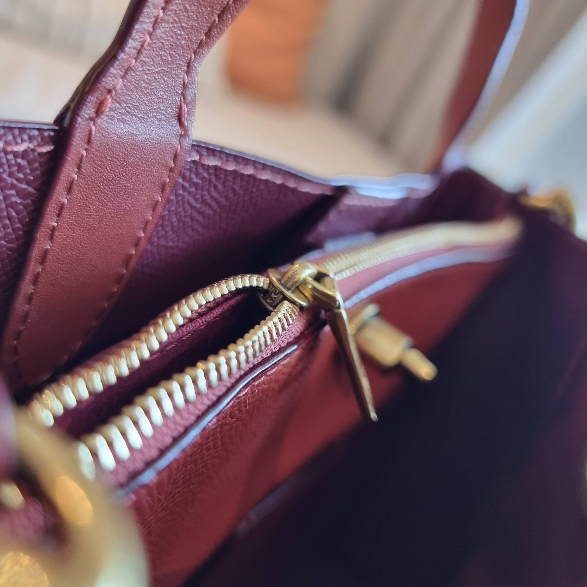 COACH C8562 WILLOW TOTE 24 IN SIGNATURE CANVAS น้องสาวลุคลูกคุณมาแล้วจ้า กระเป๋าถือ/สะพาย ดีไซน์สุดคลาสสิค ไอเท็มขายดีที่สุด ลงตัว เรียบหรู ใบจริงคือผู้ดี๊ผู้ดี ใช่ได้ทุกๆโอกาส วัสดุหนังแคนวาส ทนทาน เปิดปิดด้วยตัวบิดล็อค และอีกฝั่งเป็นกระดุมแม่เหล็ก ภายใน