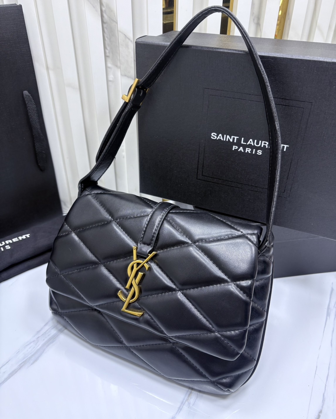 ORI หนังแท้ | YSL Le 57 Hobo Shoulder Bag / YSL Hobo Bag กระเป๋าสะพายทรงโฮโบ หนังสัมผัสนิ่มมือ ดีไซน์เรียบหรู ภายในโล่งกว้าง สามารถจุของสำคัญได้อย่างครบถ้วน ใบจริงหรูหรา ดูแพง มีไว้ติดบ้านสักใบ ยังไงก็คุ้มค่าจ้า