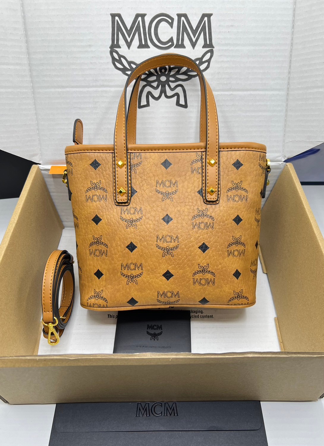 M.C.M Mini Anya Top Zip Shopper in Visetos กระเป๋าทรงโท้ท พร้อมพวงกุญแจน้องหมาห้อย พิมพ์ลายสวยงาม เกรดท็อปออริ 1:1 สลับแท้