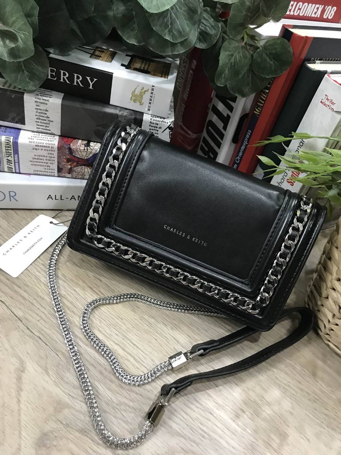 NEW ARRIVAL! CHARLES & KEITH CHAIN DETAIL CROSSBODY BAG กระเป๋าสะพายทรงสี่เหลี่ยมรุ่นชนช็อปขนาดกำลังดีวัสดุหนังนิ่มเรียบประดับด้วยโซ่ด้านหน้าดูมีดีเทล เปิดปิดด้วยกระดุมแม่เหล็ก ภายในมีช่องใส่บัตรและช่องซิป มาพร้อมสายโซ่ต่อหนังถอดถือเป็นคลัชได้ ภาพถ่ายสินค