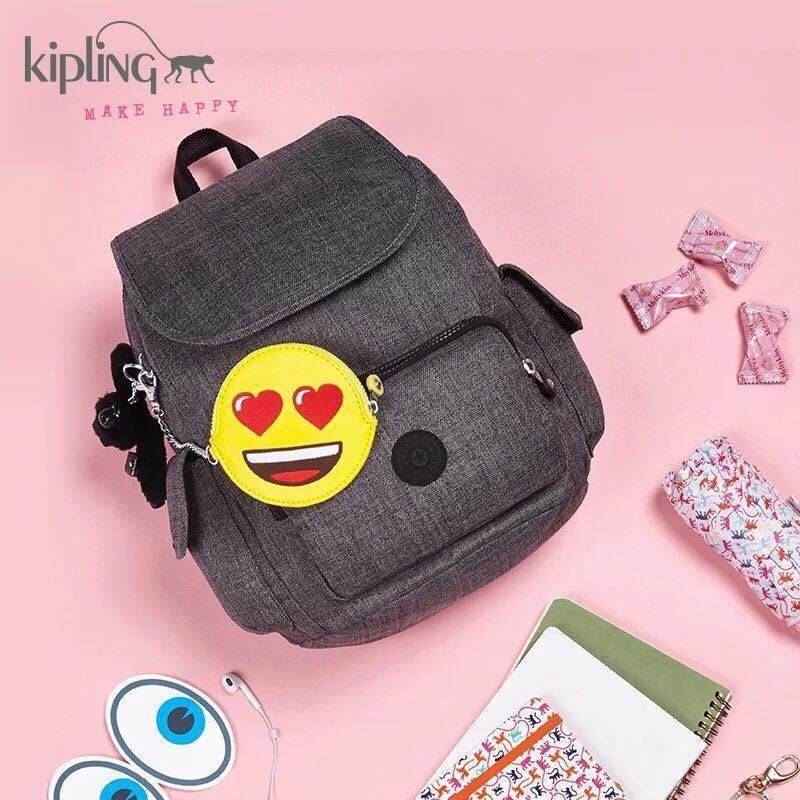 KIPLING EMOJI CITY BACKPACK กระเป๋าเป้ฝาปิด Limited Edition คอลเลคชั่น EMOJI ชนช็อป วัสดุ Cotton+Polyester100% เปิดปิดด้วยฝาปิด กระดุมแม่เหล็ก และซิปรอบ มาพร้อมกระเป๋าใบเล็กสายโซ่ รูป EMOJI น่ารักสุดๆ พวงกุญเเจลิงถอดเเยกใช้ได้ มีช่องซิป ด้านหน้า และหลังหั