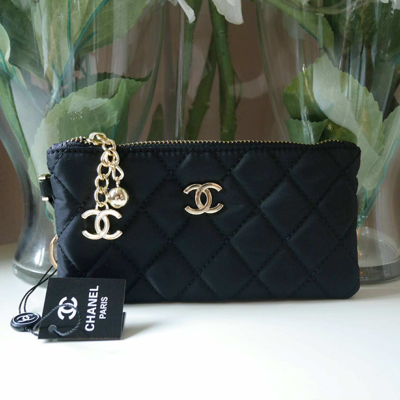 New Arrivals 2018 ♡ กับแบรนด์ดังอย่าง Chanel ตัวนี้มีมาให้สะสมจาก PERFUME COLLECTION ของสมนาคุณจากแบรนด์คะ วัสดุ NYLON แบบหนาเต็มใบ กันน้ำได้ *อะไหล่ทอง เปิดปิดด้วยซิปที่ห้อย CC สุดหรู + ลูกตุ้มกิมมิคน่ารัก ด้านในใส่เหรียญ+แบงค์ ของจุกจิกได้ ใส่ iP