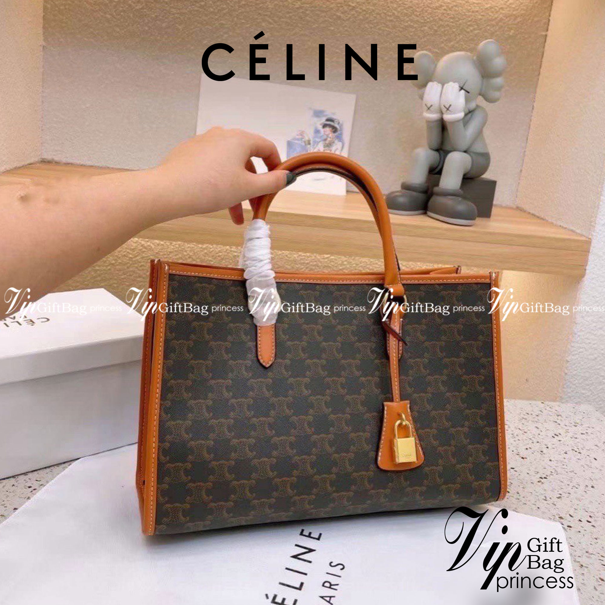 CELINE LARGE TOTE BAG VIP กระเป๋าทรงโท้ท shopping วัสดุ TRIOMPHE CANVAS หนังแท้สวยอยู่ทรงดีไซน์หรูคลาสสิค มาพร้อมTAGสายหนังห้อยกุญแจทอง ภายในโล่งกว้างมีช่องซิป หัวซิปแบรนด์ สามารถใส่เอกสาร A4 หนังสือ ipad Notebook ของใช้ได้เยอะจุใจ หูจับหนังแท้เเข็งแรงจับ