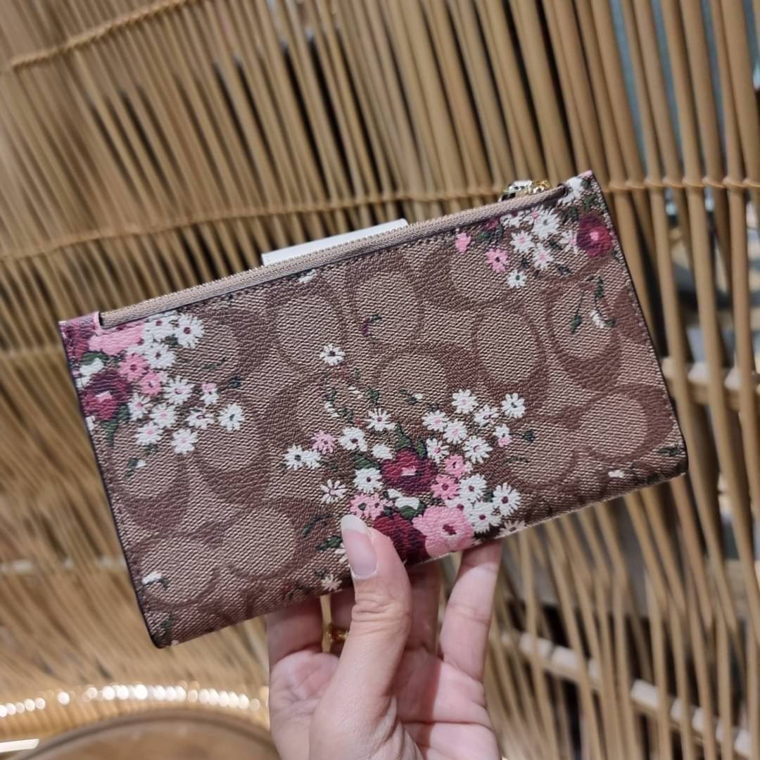 COACH C3371 TECH PHONE WALLET WITH SPACED WILDFLOWER ดีไซน์ใหม่ คอลเลคชั่นสวยหรู กระเป๋าสตางค์พร้อมสายคล้องมือ ง่ายต่อชีวิตมากจ้า!! มันดีอะไรเบอร์นี้ ใส่ได้ทั้งบัตร และโทรศัพท์ก็ใส่ได้ทุกรุ่น แถมยังมีช่องซิปแยกไปอีก ช่องเยอะไม่ต้องห่วงจริงๆ วัสดุหนังแคนวา
