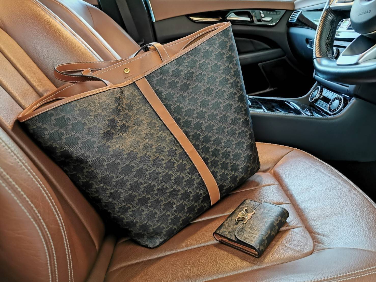 CELINE SHOPPING BAG VIP วัสดุ TRIOMPHE CANVAS ดีไซน์ทรง TOTE สวยหรูคลาสสิคไม่มีเอ้าท์ ภายในโล่งกว้างและจุมากสามารถใส่เอกสาร A4 สัมภาระของใช้ได้เยอะจุใจ น้ำหนักเบาจะถือหรือสะพายไหล่ก็ดูดี ไอเท็มแนะนำพร้อมส่งที่ไทยราคาสุดคุ้ม จองด่วนห้ามพลาดค่ะ!