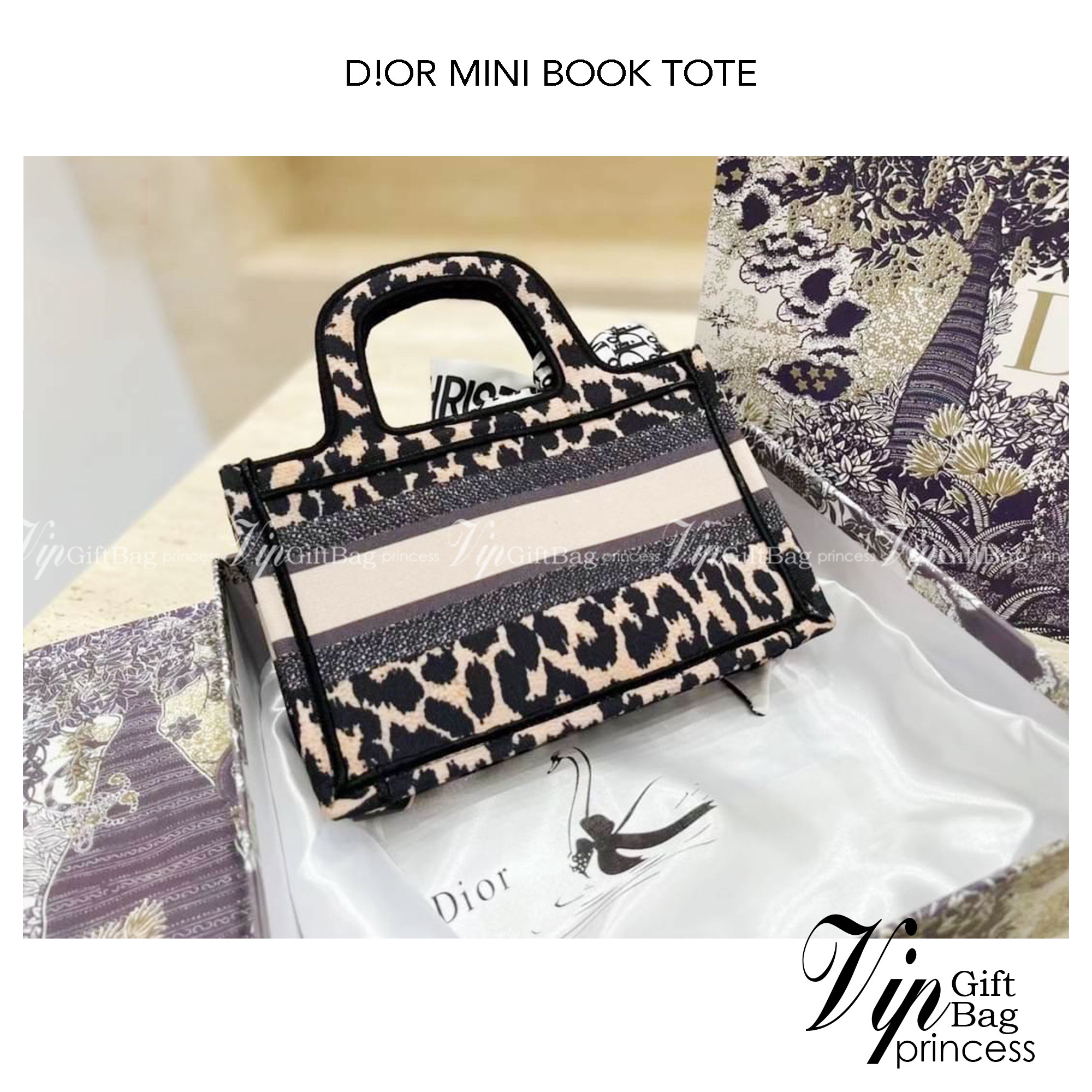 DIOR MINI BOOK TOTE กระเป๋าถือทรงมินิโท้ท Shopping สวยคลาสสิค พกพาสะดวก ใช้งานง่ายสุดๆ วัสดุงานทอละเอียดคุณภาพดี ภายในเป็นช่องโล่ง ใบจริงงานสวยเกินเบอร์!! ไม่ผิดหวังจ้า