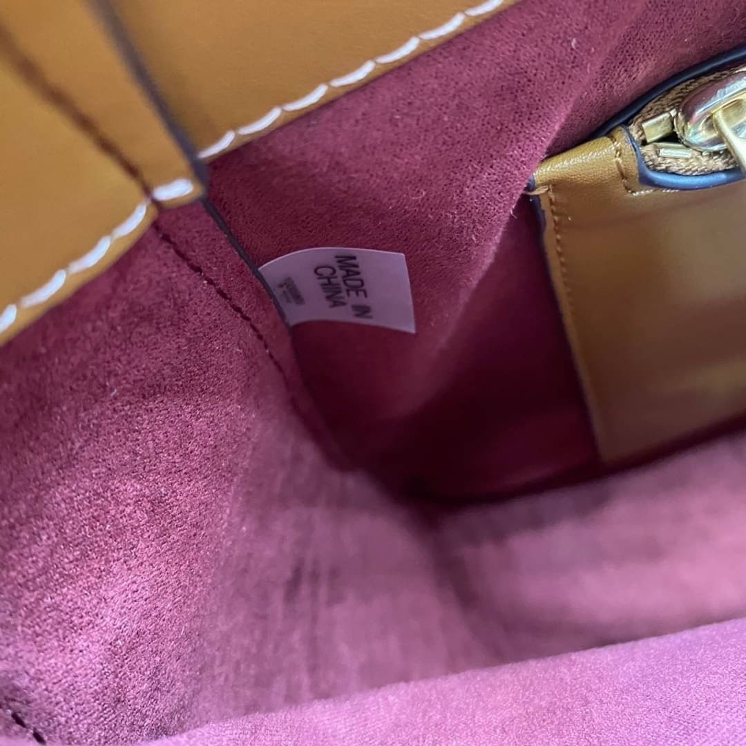 Tory burch t monogram jacquard drawstring hobo กระเป๋าถือและสะพายข้างทำจากผ้าใบ jacquard ตัดด้วยหนังแท้ อีกหนึ่งคอลเลคชั่นจาก T monogrameที่ออกแบบมาในรูปทรงกระเป๋า hobo ทรงสวย มีสไตล์เป็นทรงที่สาวๆนิยมใช้