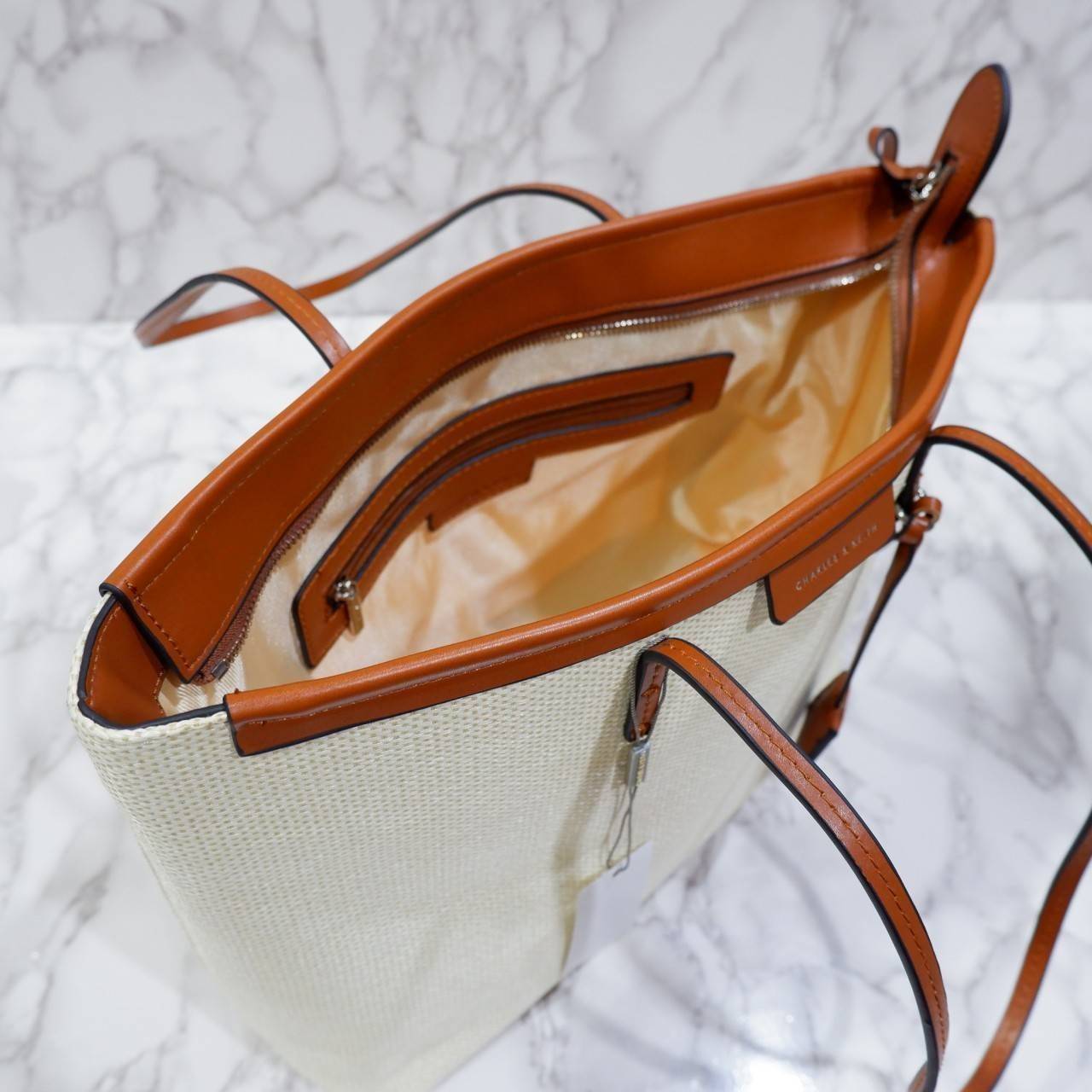 Charles & Keith Black Textured Tote Bag ฮอตฮิตตลอดกาลสำหรับรุ่นนี้ รุ่นยอดนิยม!! มากี่รอบกี่รอบก็ขายดี ใครไม่มีรุ่นนี้ติดตู้ไว้ถือว่าเชยมาก(!!) กระเป๋าสะพายทรง Shopping bag ใบใหญ่จุของได้ใจ น้ำหนักเบา โดดเด่นด้วย Textured วัสดุสานรอบใบ ตัดขอบหนัง สวยอยู่ท