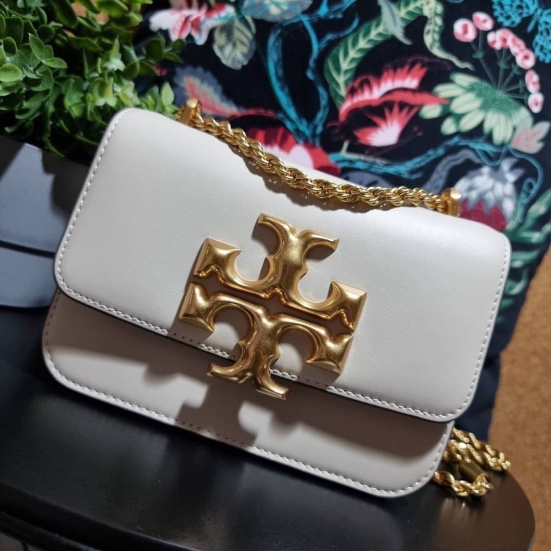TORY BURCH ELEANOR SMALL CONVERTIBLE SHOULDER BAG ฮอตไอเท็ม รุ่นนี้ขายดีขายหมด สวยหรู คุณหนู ผู้ดี!! หายากมากแล้วน้า กระเป๋าสะพายข้าง ดีไซน์อยู่ทรง ขนาดกำลังสะดวกใช้สำหรับสาว วัสดุหนังแท้เต็มใบ สีทูโทน เปิด-ปิดด้วยแถบแม่เหล็ก ภายในแบ่งสัดส่วนได้เป็นอย่างด