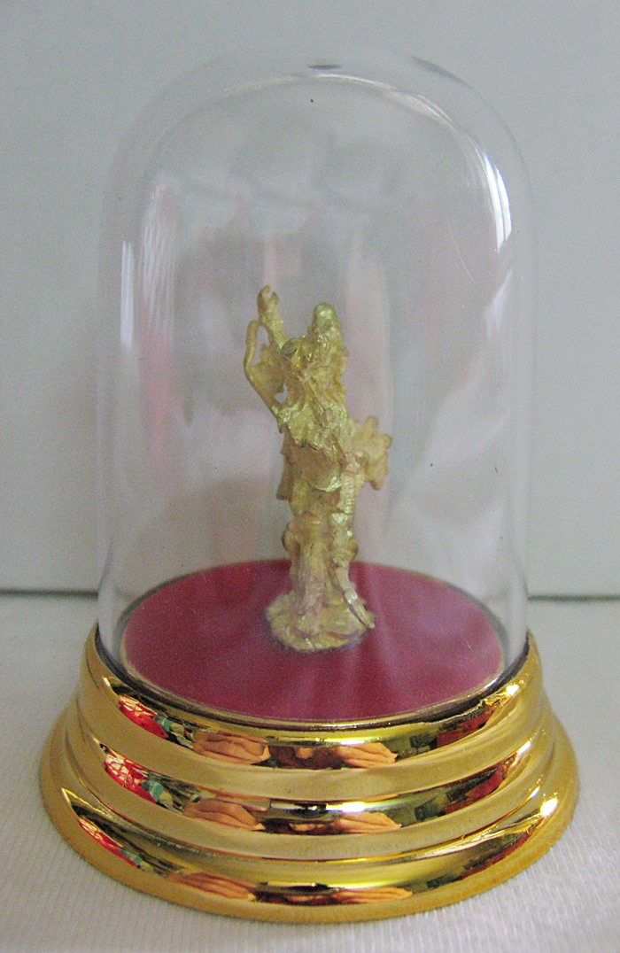 เทพเจ้ากวนอูทรงม้าถือง้าว(ปางขี่ม้าพยศ)ครอบแก้ว แก้ชงปีจอ ปี2561 เสริมดวงการงาน ช่วยให้เกิดโชคลาภ บรรลุถึงเป้าหมาย พร้อมบทสวดบูชาค่ะ