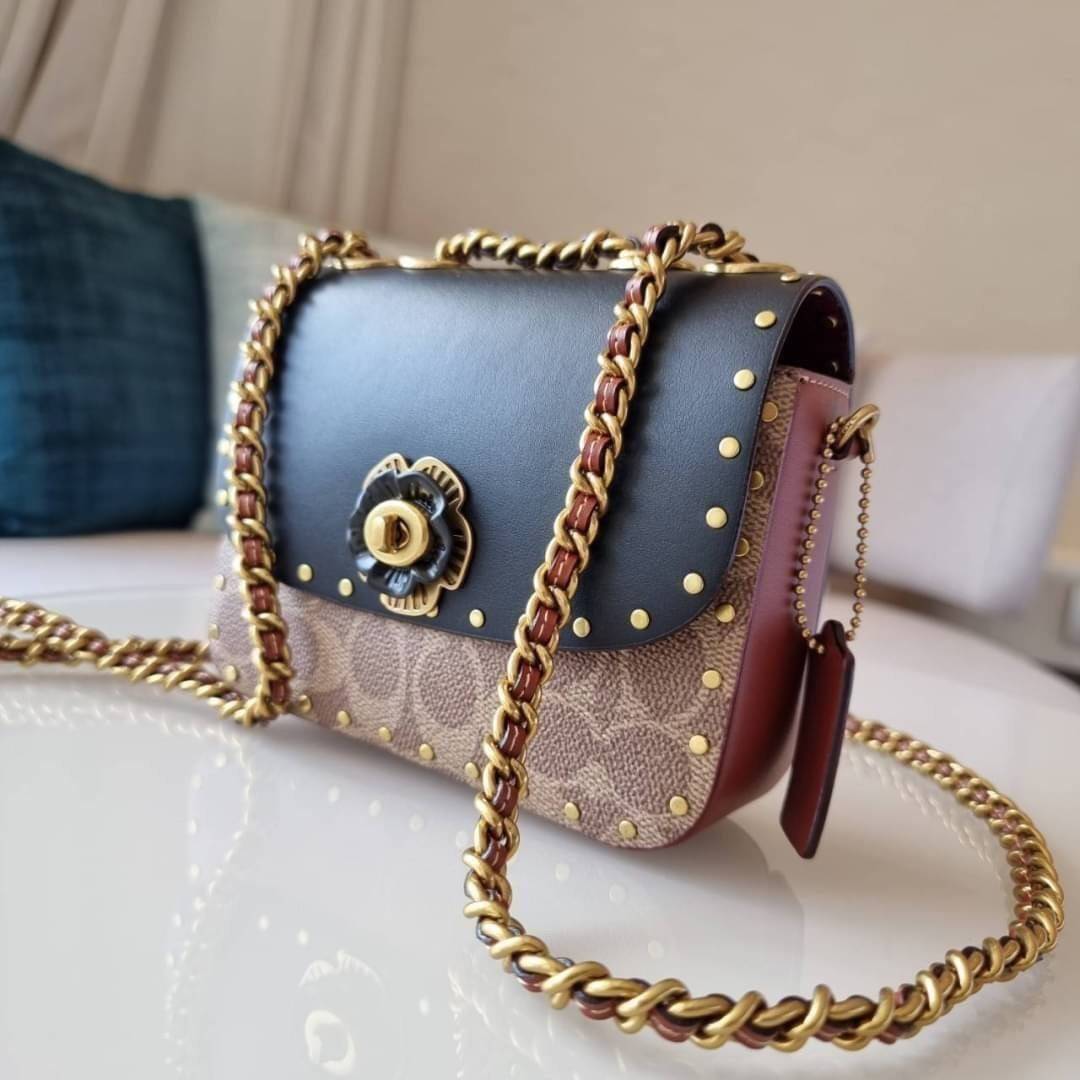 COACH C2462 MADISON SHOULDER BAG 16 IN SIGNATURE CANVAS WITH RIVETS (B4NQ4) กระเป๋าสะพายข้าง ไซส์กะทัดรัด พกพาง่าย น้ำหนักเบา ดีไซน์สวย โดดเด่นด้วยตัวล็อครูปดอกไม้ สีสันตกแต่งตัดกันกับลายซีอย่างลงตัว วัสดุหนังแคนวาสเคลือบลาย ภายในแบ่งสัดส่วนให้อย่างดี มาพ