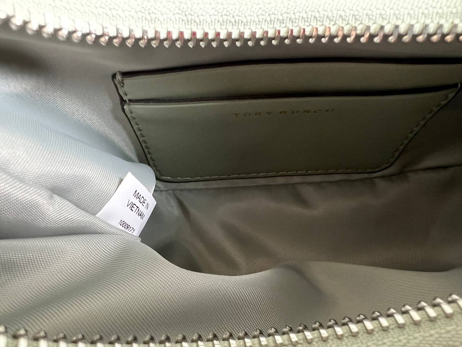 TORY BURCH handbag / TORY BURCH shoulder bag พร้อมส่งที่ไทย Tory Burch 151 Mercer Small Crescent Bag กระเป๋าถือหรือสะพายไหล่ วัสดุNylon อะไหล่เงิน น้ำหนักเบา พกพาสะดวก ใส่โทรศัพท์ iIphone+ ได้ ด้านในโล่งมีช่องเล็กใส่บัตร 2 ช่อง มาพร้อมสายสั้น สายหนัง+สายโ