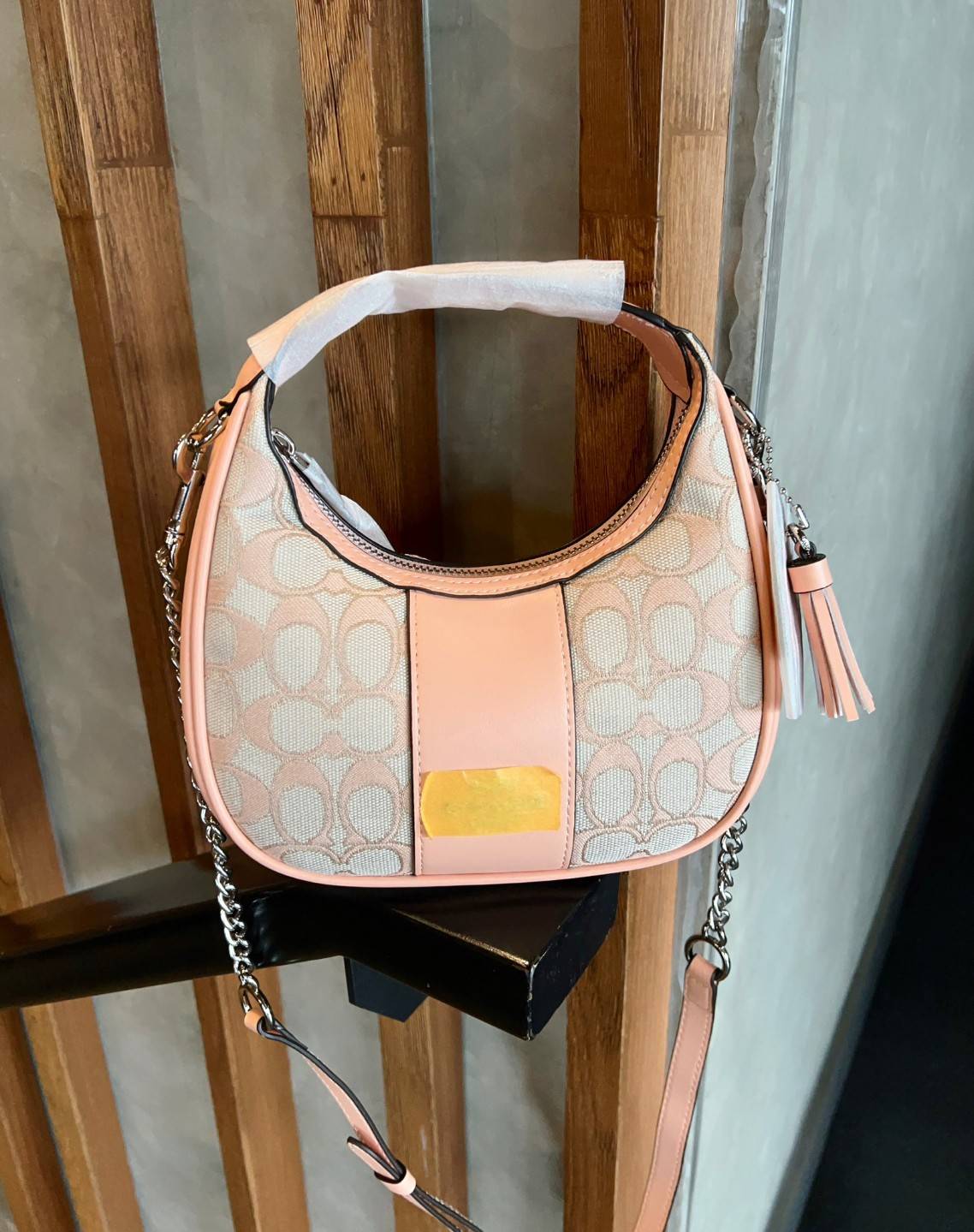 COACH CARMEN MINI CROSSBODY IN SIGNATURE JACQUARD กระเป๋ารูปทรงพระจันทร์โค้งมน น่ารักน่าใช้มากๆ!! เกรดท็อปออริ เกรดดีสุด สลับแท้ 1:1 ใช้ต่างประเทศได้