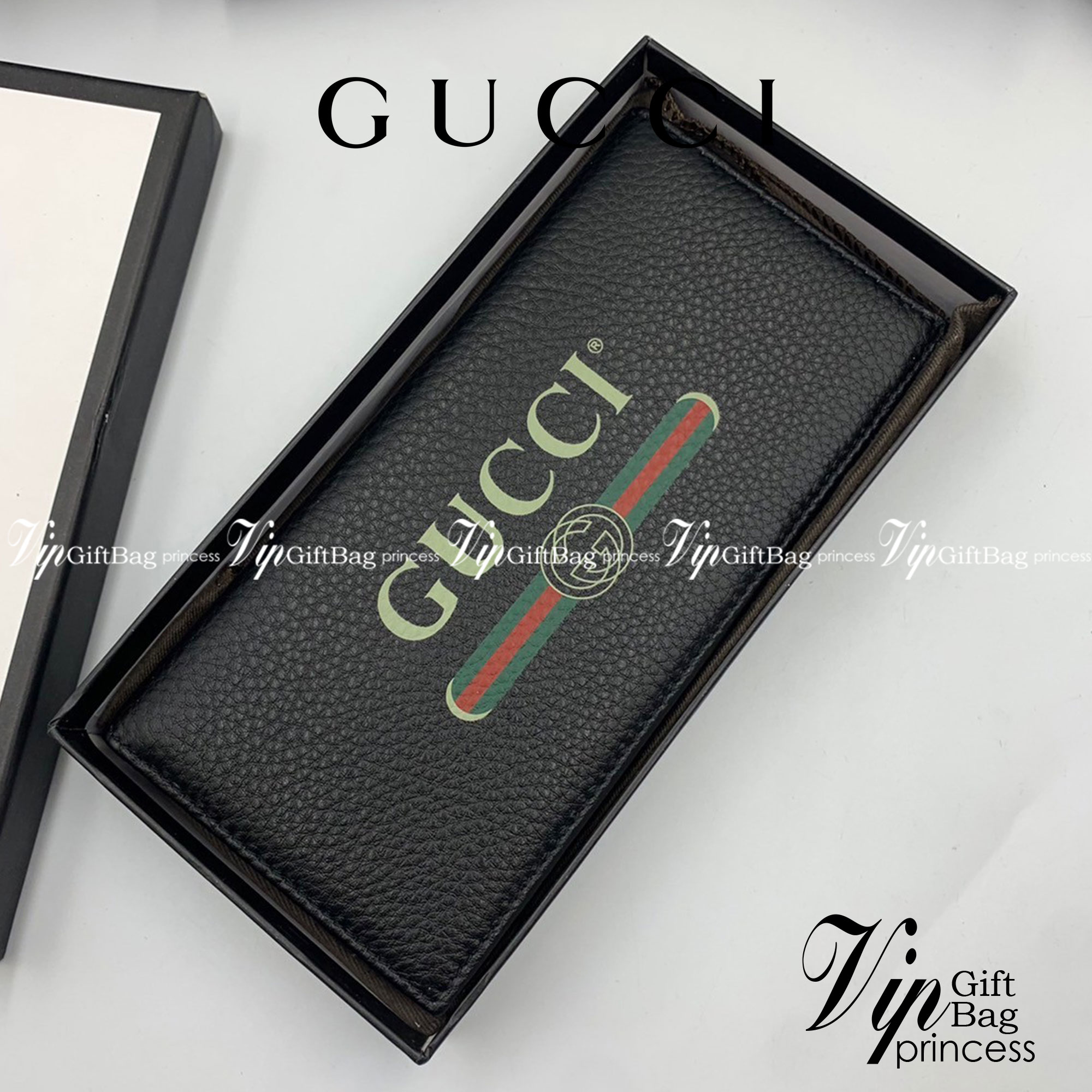 GUCCI MEN WALLET / GUCCI LONG WALLET / GUCCI WALLET กระเป๋าสตางค์ใบยาวผู้ชาย งานหนังแท้ ผสมผสานความสง่างามและคลาสสิกที่เข้ากับยุคสมัย ด้านหน้าโดดเด่นด้วยซิกเนเจอร์แบรนด์ เป็นอีกหนึ่งรุ่นที่ดาราเชเลปใช้กันเยอะมาก พร้อมส่งที่ไทย ภาพสินค้าถ่ายจากงานขายจริง ใ