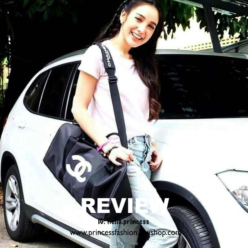 CHANEL Travel Bag กระเป๋าเดินทาง รุ่นสุดฮิตในหมู่ดาราเซเลปค่ะ วัสดุ NYLON เนื้อหนาสีดำด้านหน้ามีโลโก้ CC สีขาว ใบใหญ่จุใจสามารถใส่เสื้อผ้ารองเท้าของใช้ได้เยอะ น้ำหนักเบา กันนำ้ดูแลรักษาทำความสะอาดง่าย