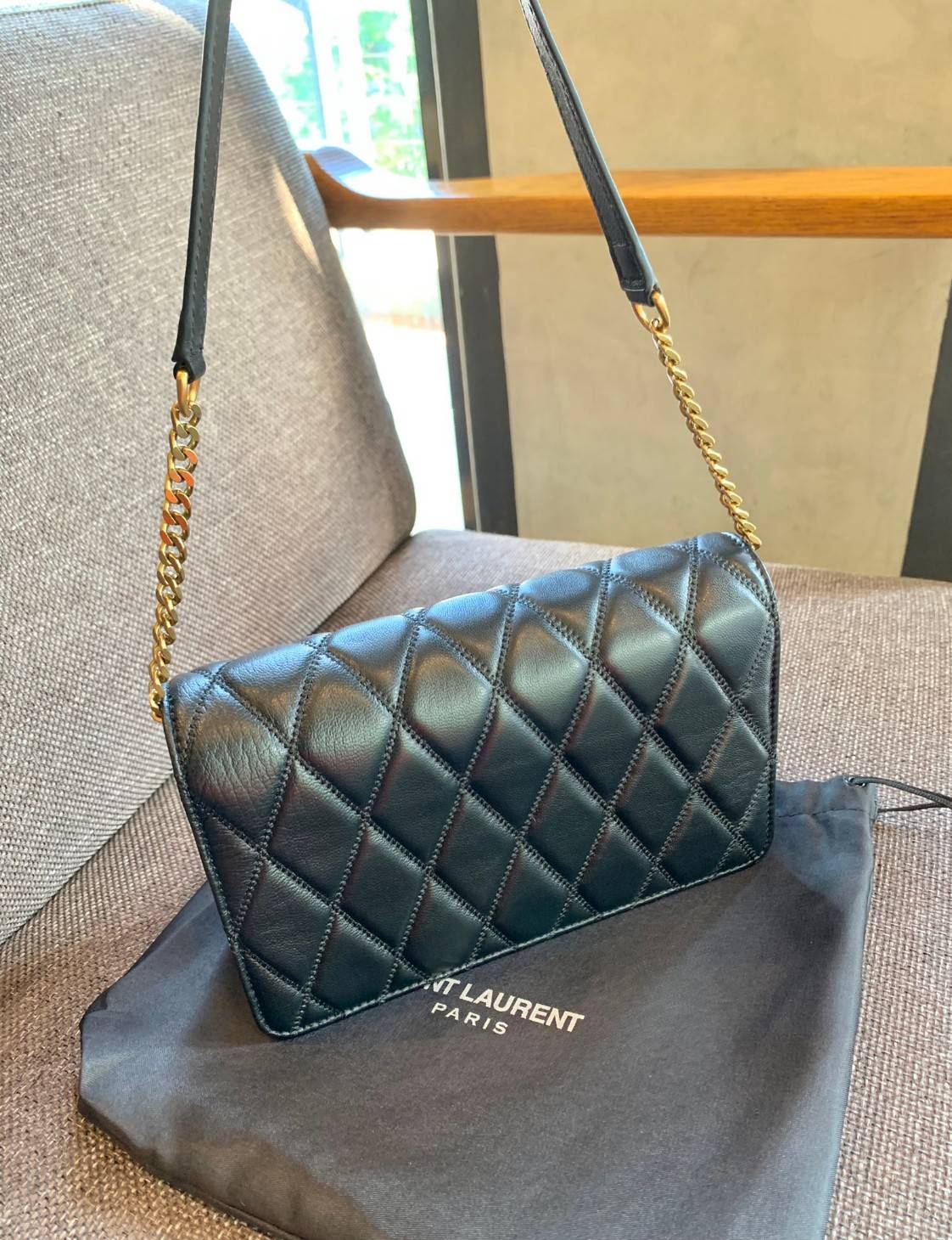 Yves Saint Laurent Shoulder Bag//Clutch Bag พร้อมส่งที่ไทย ทันใช้สงกรานต์นี้กันค่าา! กระเป๋าสะพายข้าง หรือสามารถทบสายเป็นสายคู่เป็นแบบคล้องไหล่ได้และสามารถถอดสายออกถือแบบคลัทออกงานก็ยิ่งสวยโดดเด่นมากๆเลยค่ะ หนังแท้อย่างดี หนังนิ่มน่าใช้ หลงไหลน้องแน่นอนค่