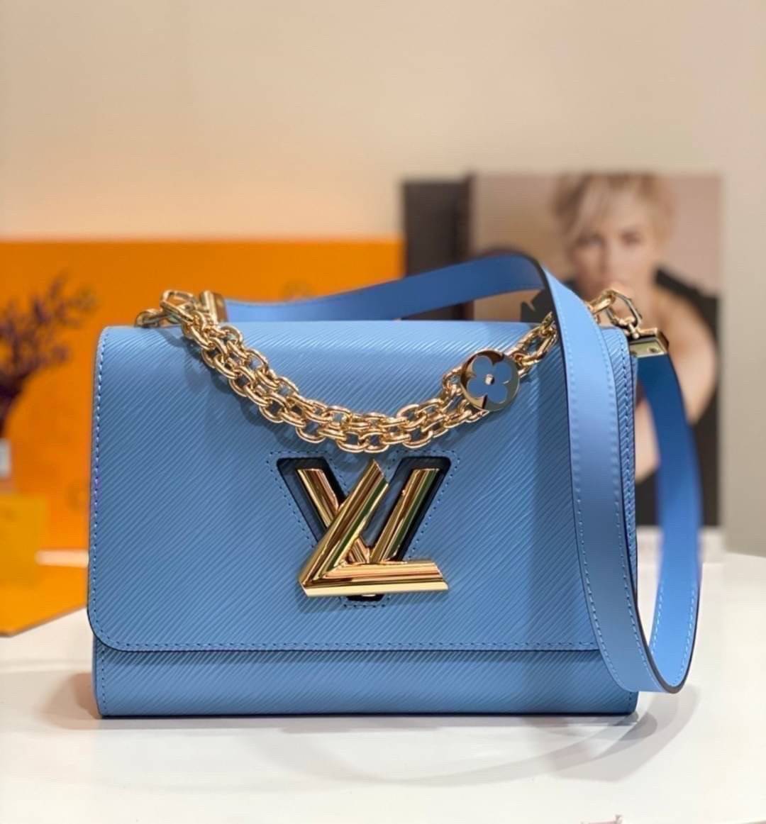 ORI หนังแท้ | LV Twist MM chain bag in grained Epi leather กระเป๋าสะพาย/กระเป๋าถือร พร้อมสายโซ่ หนังลายเกรน Epi โดดเด่นด้วยโลโก้หน้า สวยหรูเป็นเอกลักษณ์ ดีไซน์คัลเลอร์บล็อค สัมผัสโดดเด่นแมตช์กับทุกสไตล์
