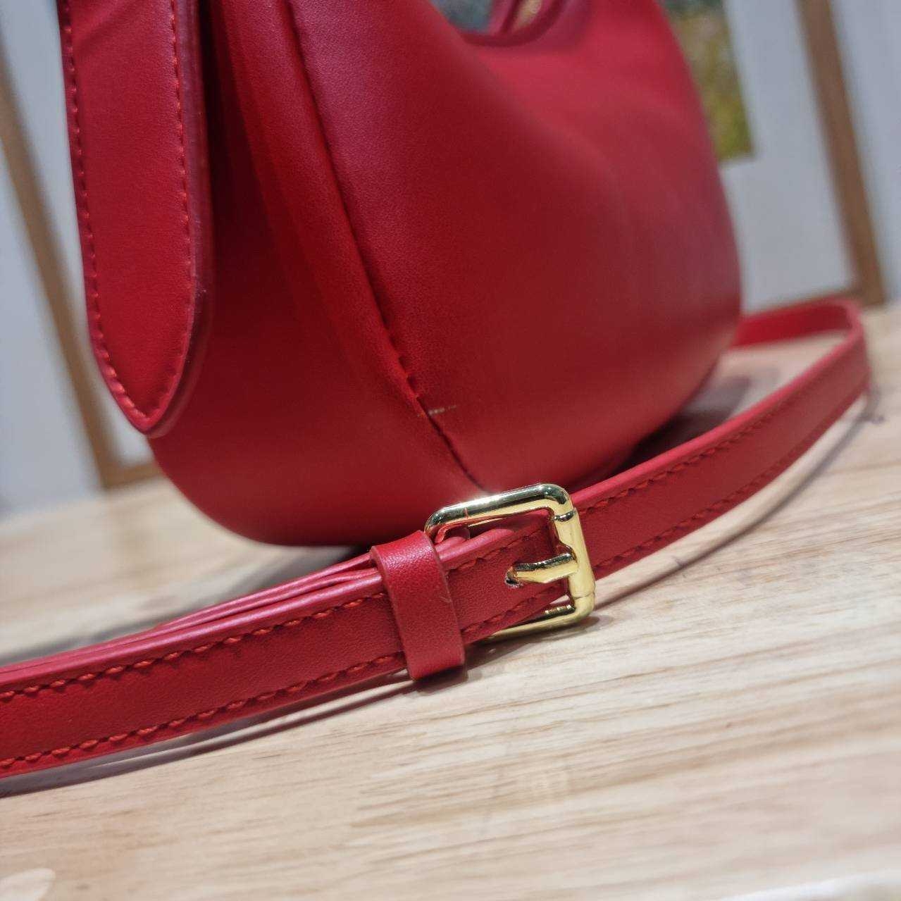 MIU MIU ZIP LEATHER TOP HANDLE BAG กระเป๋าสะพายไหล่/สะพายข้าง ทรงเก๋ ใช้งานง่าย เรียบหรูดูลัคชูสุดๆ