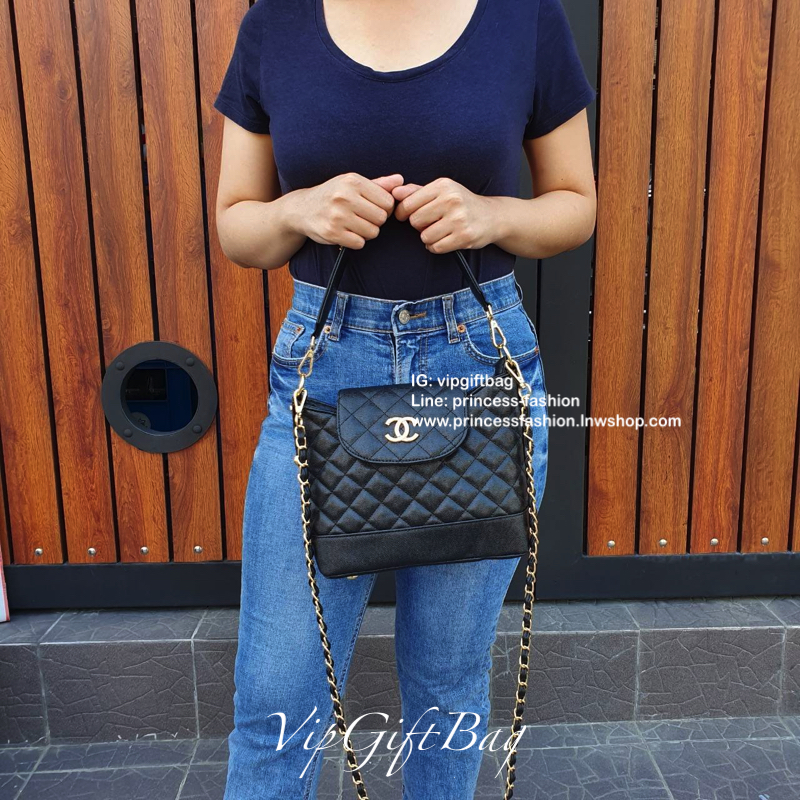CHANEL VIP GIFT SHOULDER BAG รุ่น Limitedจากงาน VIP GIFT(GWP) ของแท้100% วัสดุหนังคาเวียร์เต็มใบ เปิดปิดด้วยซิปอะไหล่ทอง ด้านในใส่ของได้เยอะ มาพร้อมสายสะพาย2สายแบบ ทั้งสายโซ่สลับหนังและสายกนังคาเวียร์ ถนอมไหล่ ถอดออกได้ สวยหรูในราคาที่เอื้อมถึง ห้ามพลาดนะ