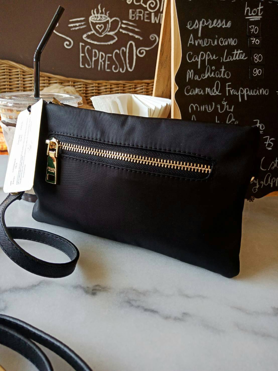 สาย Cute ห้ามพลาด!! กระเป๋าพรีเมี่ยมกิ้ฟท์ จากแบรนด์ Prada ทรง crossbody อีกรุ่นที่ขนาดกำลังน่ารัก ตัวกระเป๋า เป็นไนลอนเต็มใบ กันน้ำ ด้านหน้าประดับโลโก้ อะไหล่ทอง สวยหรูเว่อร์วัง มาพร้อมสาย 2 เส้น สะพายได้และสามารถเป็น cross body ได้ ใส่สายสั้นเป็นคล้องมื