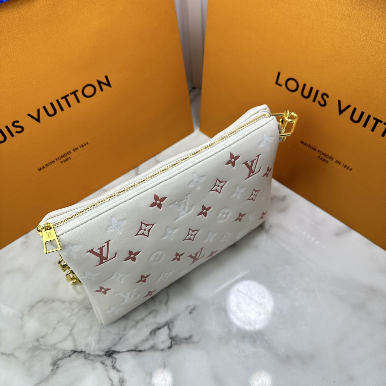 ORI หนังแท้ | LV Coussin PM bag Soft leather with Monogram pattern กระเป๋าถือสะพายไหล่ หรือถือเป็นกระเป๋าคลัทช์ หนึ่งในไอเท็มโดดเด่นจากแฟชั่นโชว์คอลเลกชันประจำฤดูกาล Spring-Summer หนังบุนวม