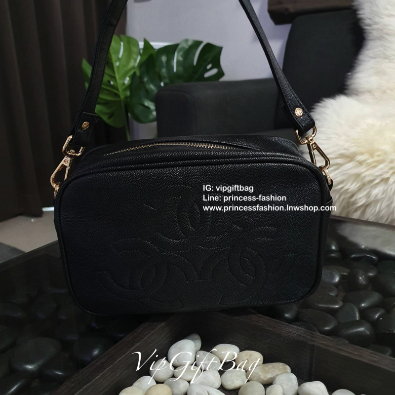 CHANEL VIP GIFT BAG รุ่น CAVIER CROSSBODY กระเป๋าของสมนาคุณ จากพรีเมี่ยมกิ้ฟแบรนด์ดังอย่าง CHANEL วัสดุหนังสังเคราะห์ ลายคาเวียร์สุดหรูเต็มใบ #เล่นแสงสวยมาก ด้านในเปิดปิดด้วยซิปCC อะไหล่ทอง มีช่องซิปแยกอีกหนึ่งช่อง สามารถใส่กระเป๋าสตางค์ใบยาว ของจุกจิกได้