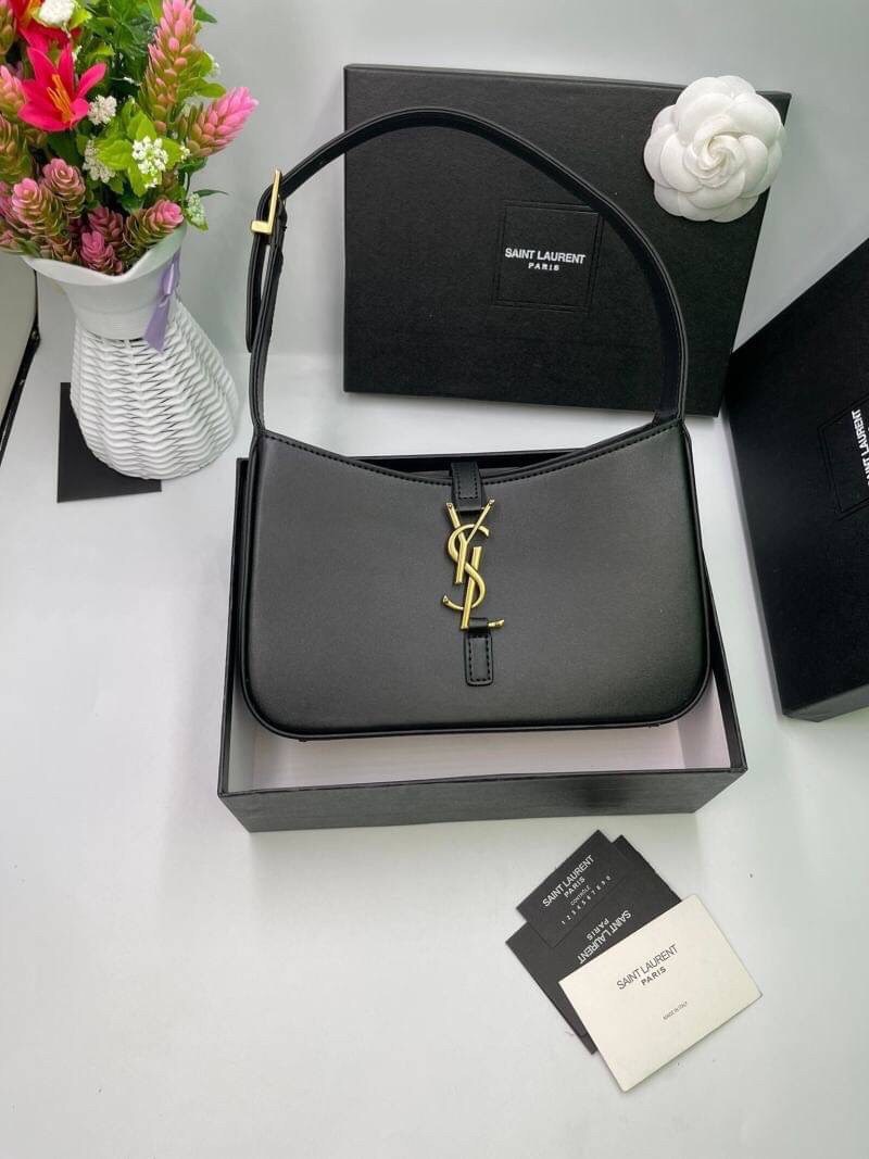 3สี VIP GIFT 】หนังแท้ Saint Laurent Le 5 à 7 Leather Hobo Bag รุ่นยอดนิยม รุ่นหายาก รุ่นที่สาวๆตามหา ใบนี้เลย!! สวยหรู กระเป๋าสะพายไหล่ ดีไซน์อยู่ทรง คลาสสิคแฝงความหรูด้วยโลโก้สีทองอร่ามโดดเด่น วัสดุหนังเรียบ สาวๆที่รออยู่ต้องรีบจัด รีบมีเป็นของตัวเองกันน