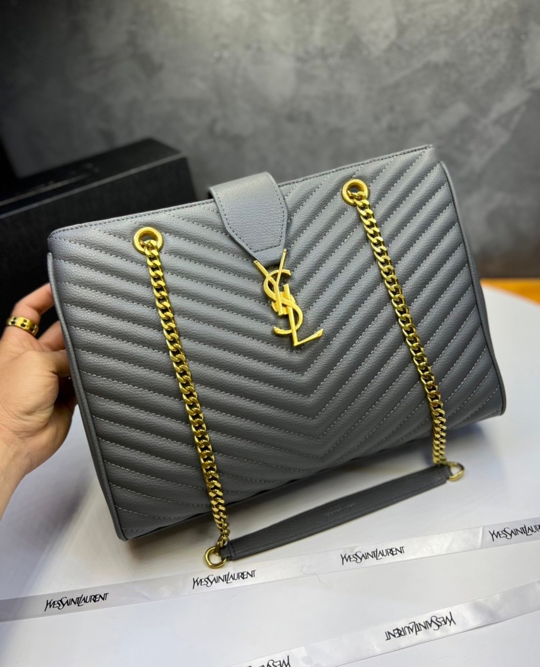 หนังแท้ Saint Laurent YSL Monogram Shopping Large Tote Bag กระเป๋าทรงช้อปปิ้งใบใหญ่ จุของได้เยอะ ภายในแบ่ง 2 ช่อง พร้อมซิปช่องกลาง ภาพสินค้าถ่ายจากงานขายจริง ใช้งานต่างประเทศได้