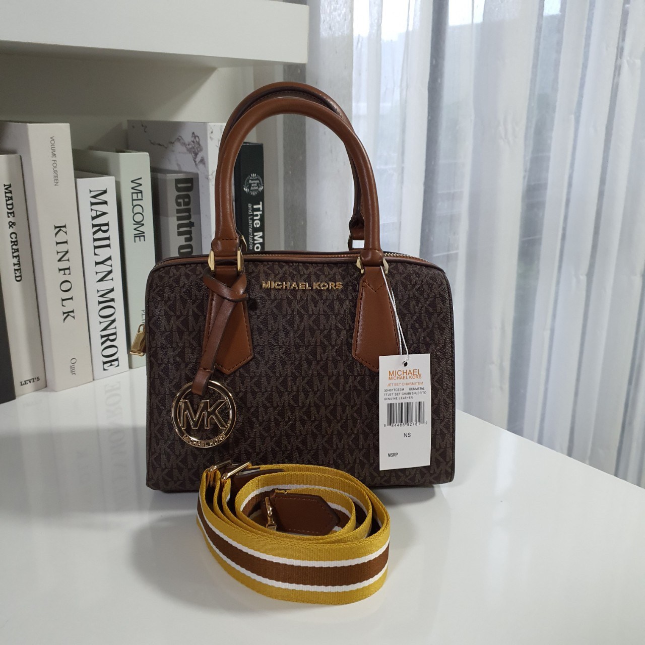 MICHEAL KORS HAYES DUFFLE BAG กระเป๋าสะพายทรงหมอนยอดฮิต ขนาดกลาง วัสดุหนังสังเคราะห์ปั้มลาย MK ทั้งใบ สวยอยู่ทรง ประดับโลโก้แบรนด์ด้านหน้า ด้านในบุผ้าไนลอน มีช่องซิปอีกหนึ่งช่อง สามารถใส่กระเป๋าสตางค์ใบยาว มือถือ iphone เงิน ของจุกจิกได้ มาพร้อมแท็กห้อยสุ