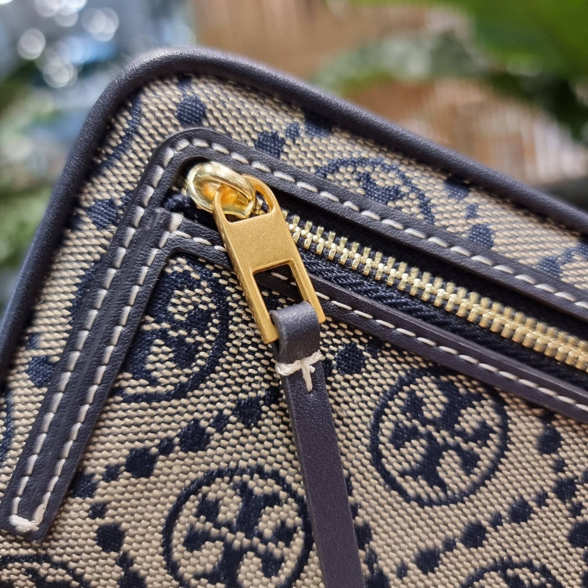 TORY BURCH T MONOGRAM JACQUARD SLIM WALLET ของดีมีให้ที่นี่แบบจัดเต็ม กระเป๋าสตางค์ใบยาว รุ่นสลิม สวยหรู ขนาดกำลังเหมาะมือ ถือแล้วขับผิว วัสดุผ้า jacquard ตัดสลับหนังแท้ ภายในสวยคมม้าก!! มีช่องใส่บัตรได้แบบเน้นๆ และช่องใส่ธนบัตรได้ ด้านหลังมีช่องซิปอีกหนึ
