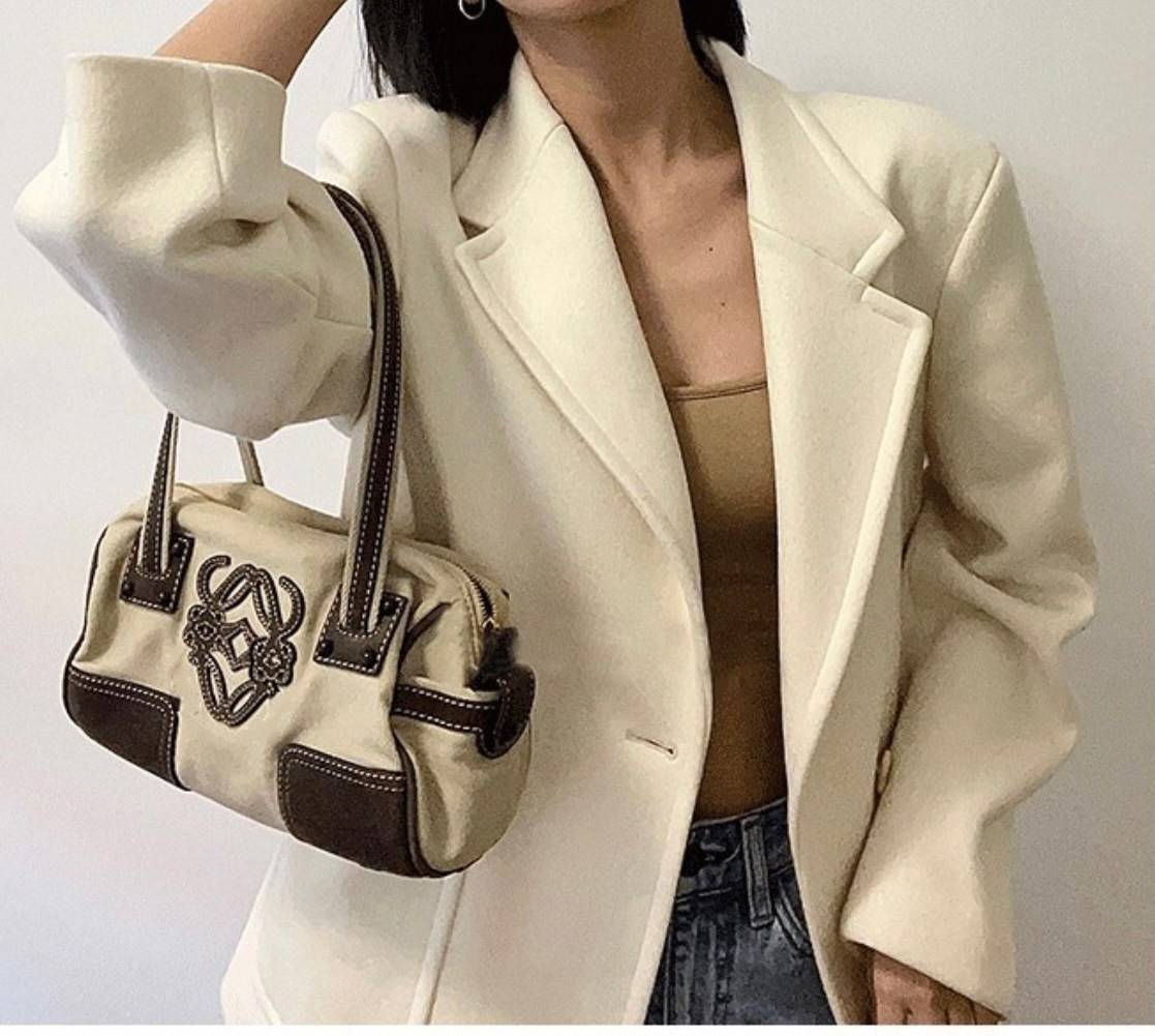 LOEWE ANAGRAM LOGO EMBROIDERED CANVAS VINTAGE MINI SHOULDER BAG กระเป๋าทรงหมอนแบบสะพายไหล่โลเอเว่ ด้านหน้าปักสัญลักษณ์โลโก้แอนนาแกรม สายหนังแท้ เป็นรุ่นที่มีขนาดไม่ใหญ่มาก แต่สามารถใส่ของสำคัญของตนเองเข้าไว้ข้างในได้ครบครัน นอกจากนี้ยังใช้ซิปยาว และซิปสอง