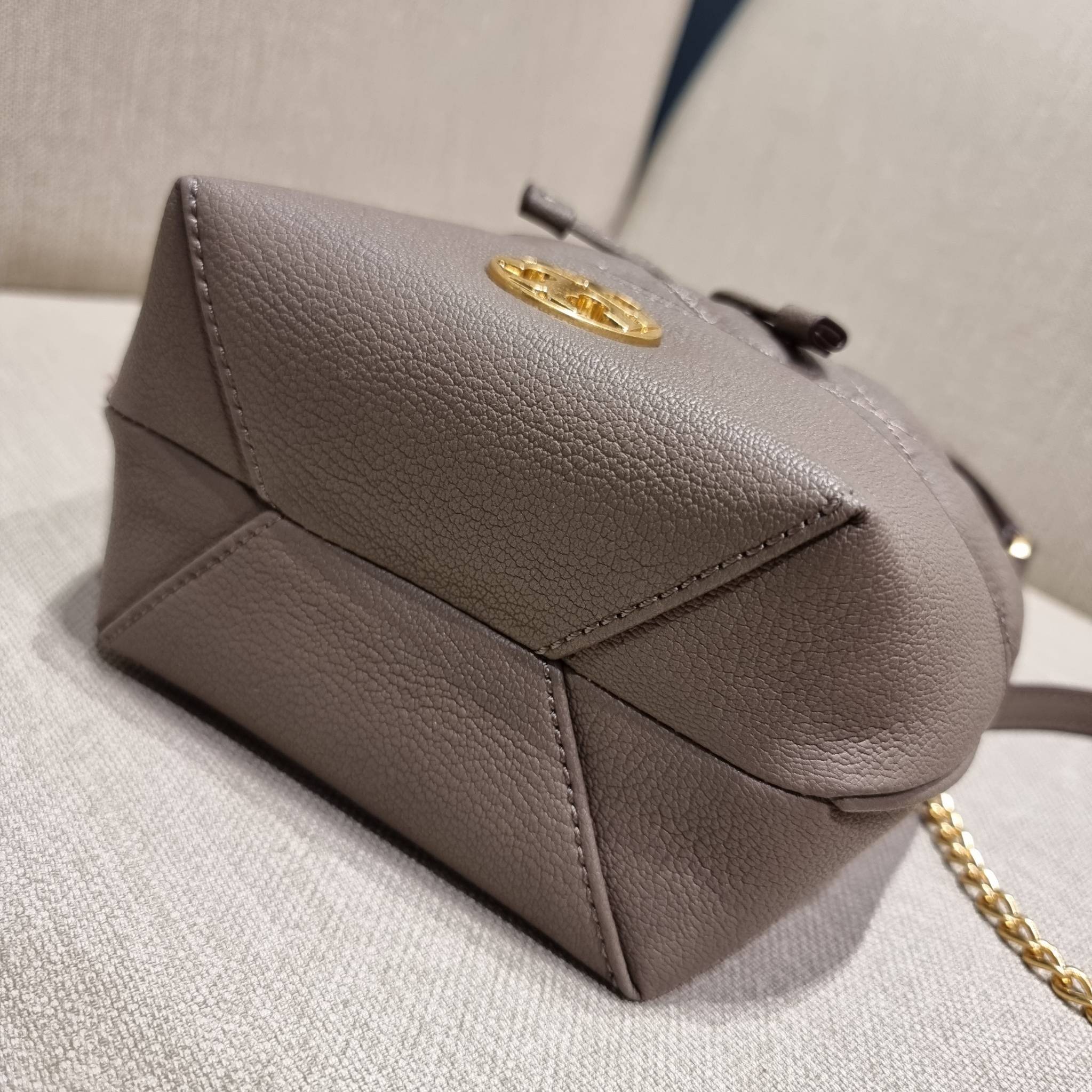 TORY BURCH WILLA MINI BUCKET BAG NEW ARRIVAL สุดปัง กระเป๋าสะพายทรงบัคเก็ต สวยผู้ดี โดดเด่นด้วยโลโก้สีทองดูหรู อัพลุคผู้ดี๊ผู้ดี วัสดุหนังแท้ ดีไซน์บุนวม เส้นคมดีเทลหรู เปิด-ปิดหนังรูดปากกระเป๋า มีหูหิ้วในตัว คล้องแขนเก๋ๆ ภายในเป็นช่องโล่ง มีช่องย่อย ใส่ข