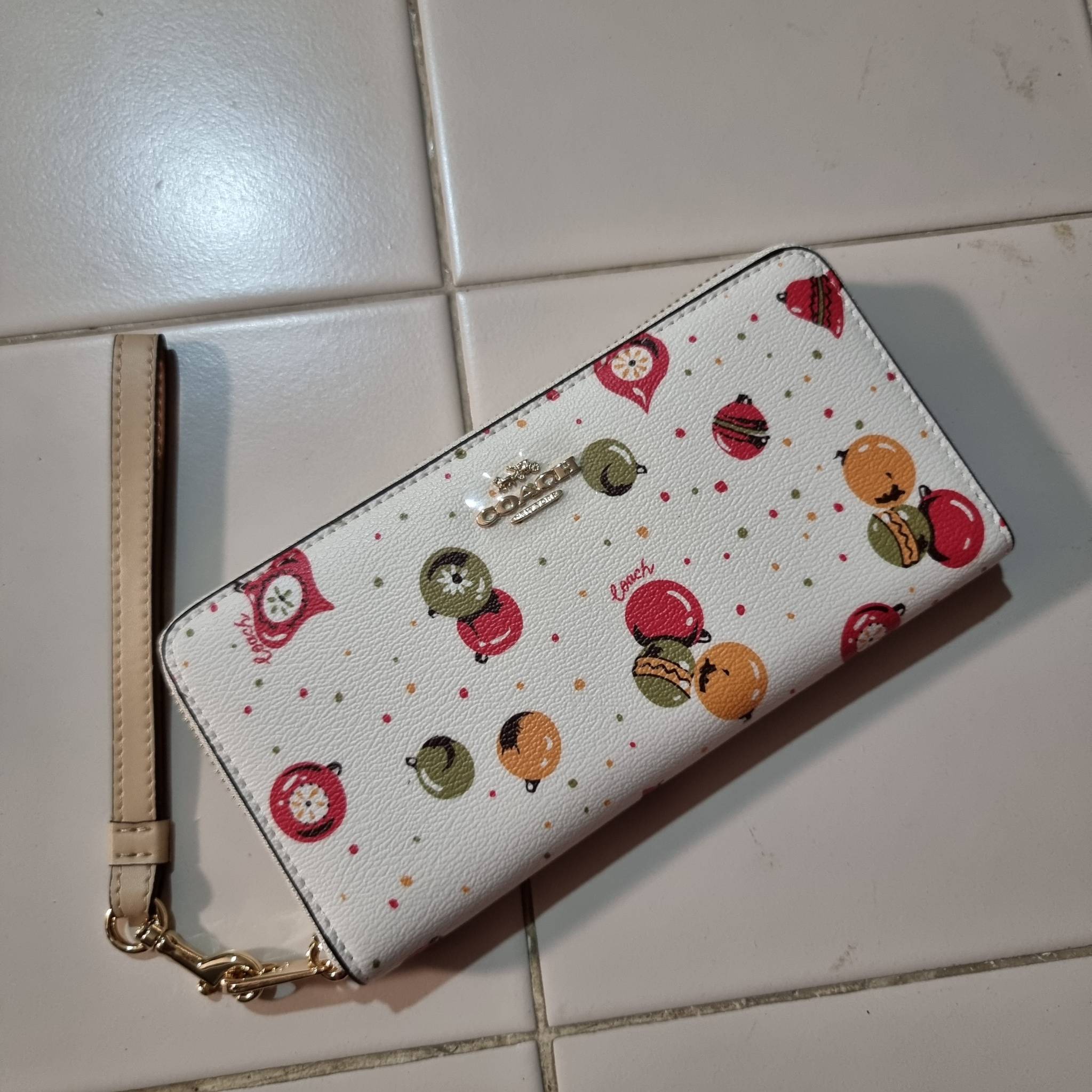 COACH C7410 LONG ZIP AROUND WALLET WITH ORNAMENT PRINT ความสวยต้องส่งต่อ!! คอลเลคชั่นใหม่ 2IN1 คุ้มค่าแบบที่สุด กระเป๋าสตางค์กึ่งคล้องมือ ดีไซน์ลวดลายสดใส น่ารักน่าใช้ คลาสสิคใช้ง่าย ไม่มีเบื่อ วัสดุหนังแคนวาสเคลือบลาย มาพร้อมสายคล้องมือ ถอดออกได้ ภายในใส