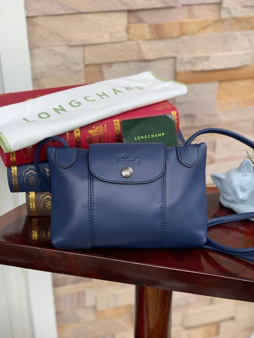 Longchamp Le Pliage Cuir Crossbody Bag อีกหนึ่งคอลเลคชั่น Le Pliage Cuir หนึ่งในตระกูลกระเป๋าสุดไอคอนิก