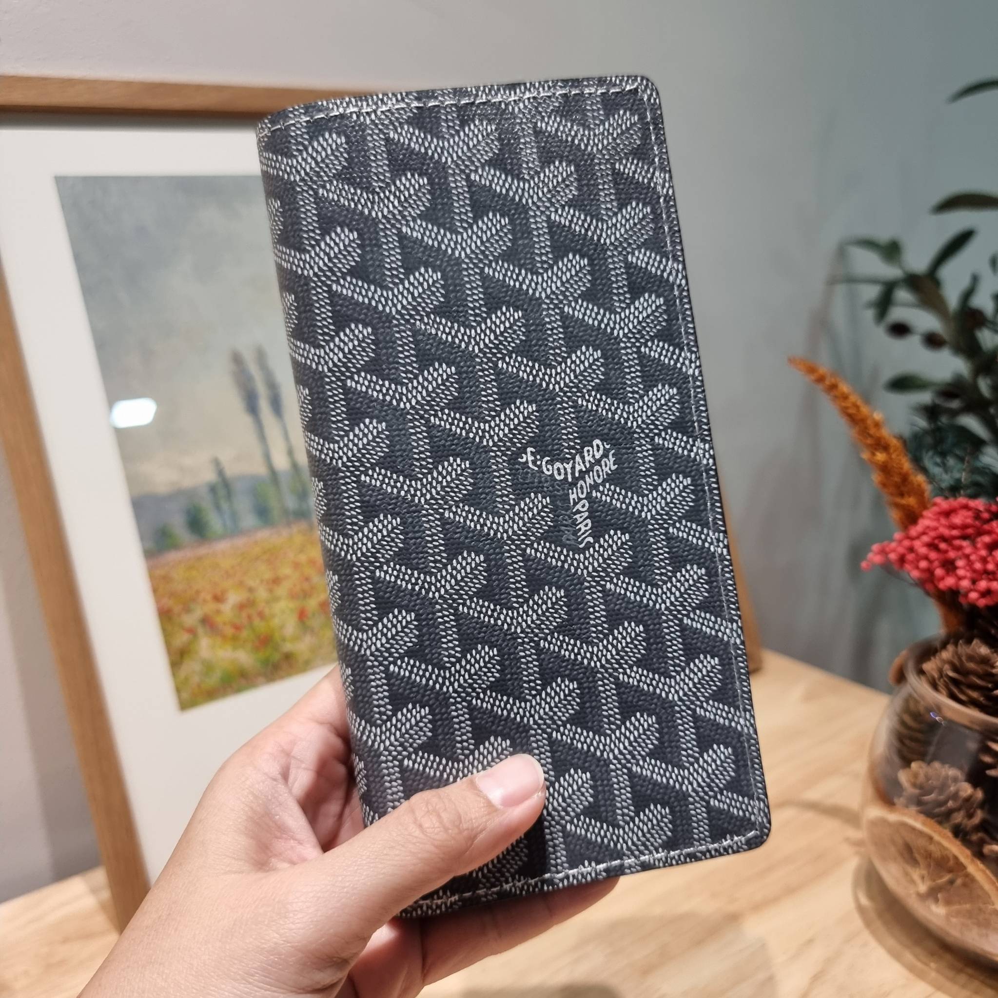 Goyard Bi Fold Long Wallet / GOYARD FLAP WALLET / Goyard Long Wallet กระเป๋าสตางค์ใบยาว รุ่น unisex ที่ใช้ได้ทั้งหนุ่มๆและสาวๆ ไอเท็มนี้ตอบโจทย์สำหรับคนที่ชอบเก็บบัตรเยอะๆ