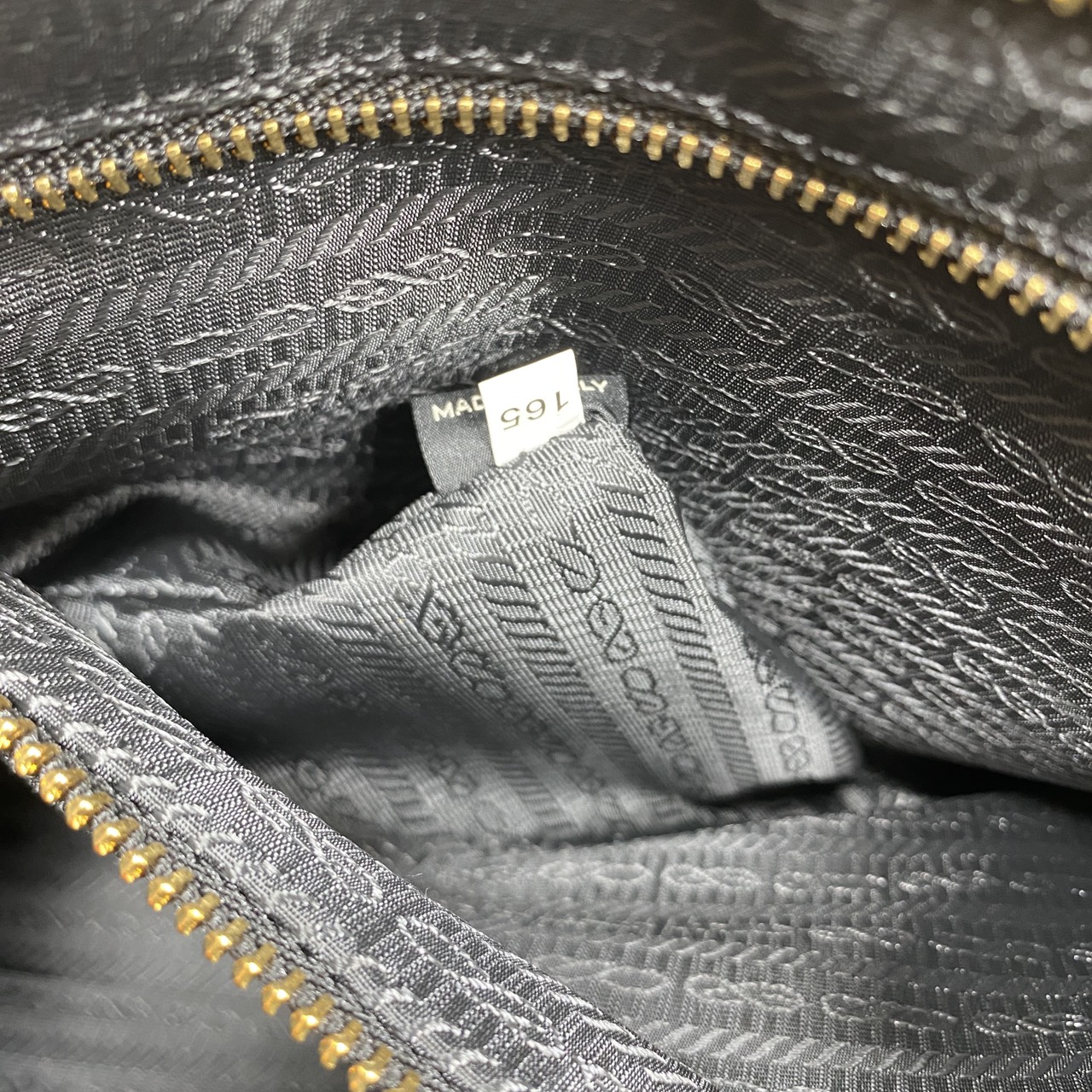 ORI หนังแท้ | Prada Bonnie Large Sueded Handbag Cinnamon 38cm กระเป๋าสะพายทรงโท้ทใบใหญ่ งานหนังกลับโทนสีน้ำตาล โดดเด่นด้วยดีไซน์ที่เน้นความประณีตแต่ใช้งานได้จริง