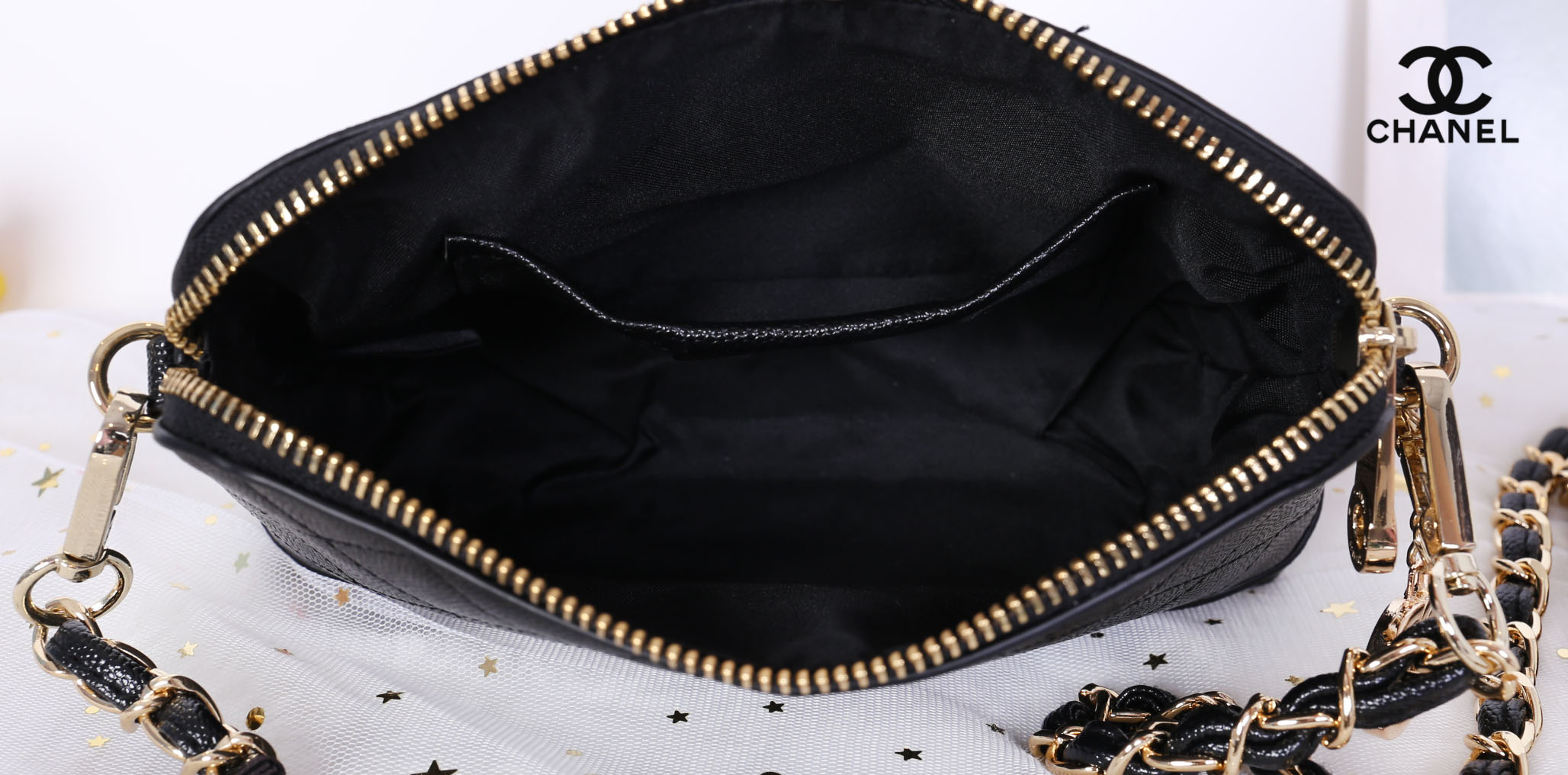 CHANEL Caviar Wristlet Crossbody Bag / Chanel Shoulder Bag With Chain กระเป๋าหนังลายเวียร์ปั๊มโลโก้แบรนด์ด้านหน้าสวยหรูดูแพง มาพร้อมจี้โลโก้แบรนด์ห้อยสีทองเก๋ๆน่ารัก