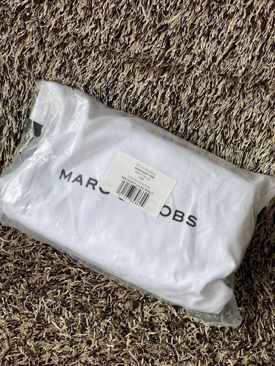 Marc Jacobs Snapshot Bag กระเป๋าแบรนด์ดังจากสัญชาติอเมริกัน นับได้ว่ารุ่นนี้เป็นรุ่นทรงฮิตเลยทีเดียว โดยด้านหน้ากระเป๋าจะเป็นโลโก้แบบโลหะที่เป็นสัญลักษณ์ของแบรนด์นี้ มาพร้อมสายสะพายที่จะสะพายยังไงก็ดูโดดเด่น เพราะขนาดใหญ่ที่สกรีนตัวอักษรโลโก้ ในรูปแบบต่าง