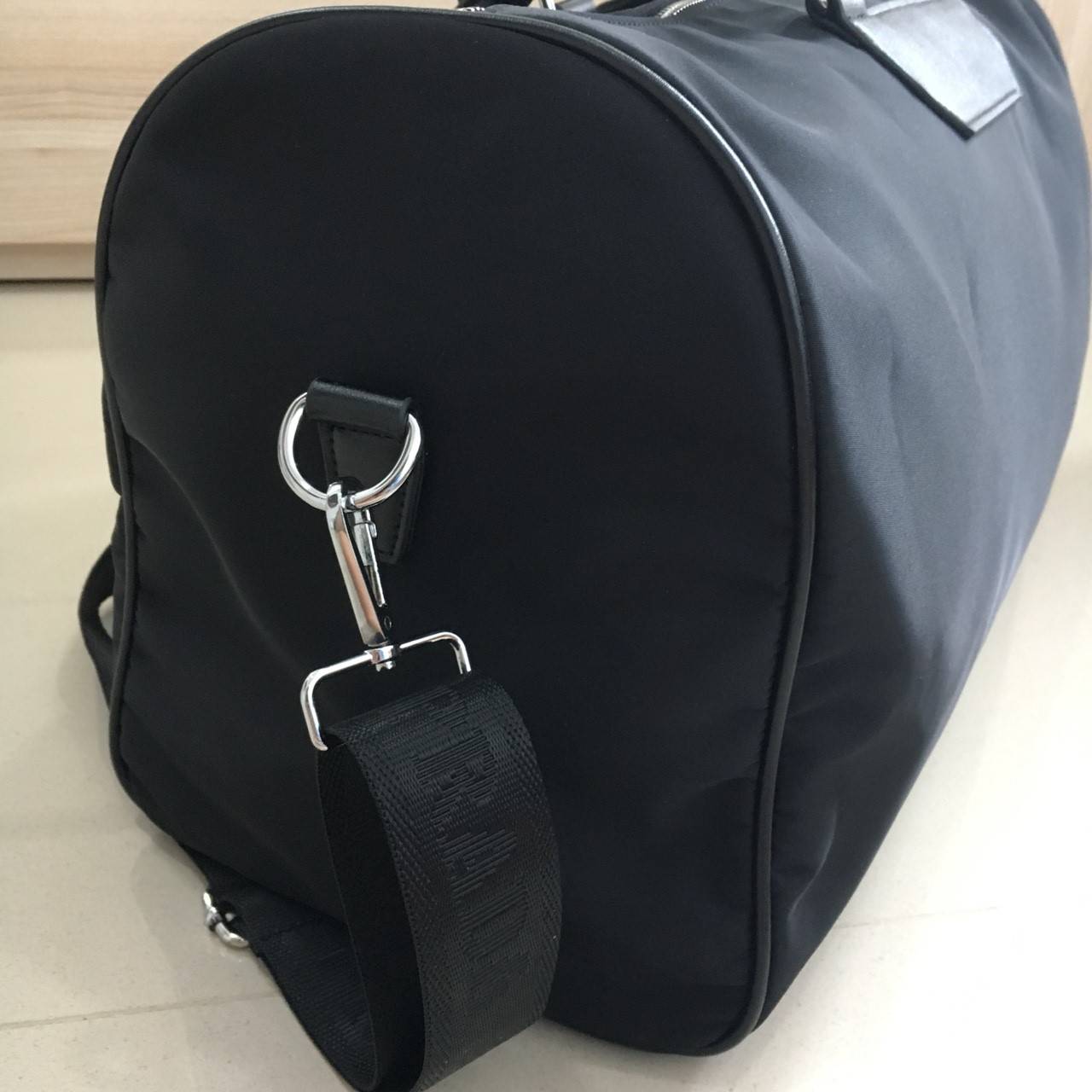 New arrival ! ของมันต้องมี♡ มาใหม่กับ กระเป๋าทรง Travel Bag ใส่ของได้เยอะมาก ไปต่างประเทศได้สบายคะ หมดห่วง **ผู้หญิงทุกคนต้องมี ตัวกระเป๋าทำจากผ้า Nylon อย่างดี สามารถกันน้ำได้ ทรงสวยมากคะ มีความอยู่ทรงในระดับนึง ด้านหน้ามีโลโก้สวยงาม อะไหล่เงินทั้