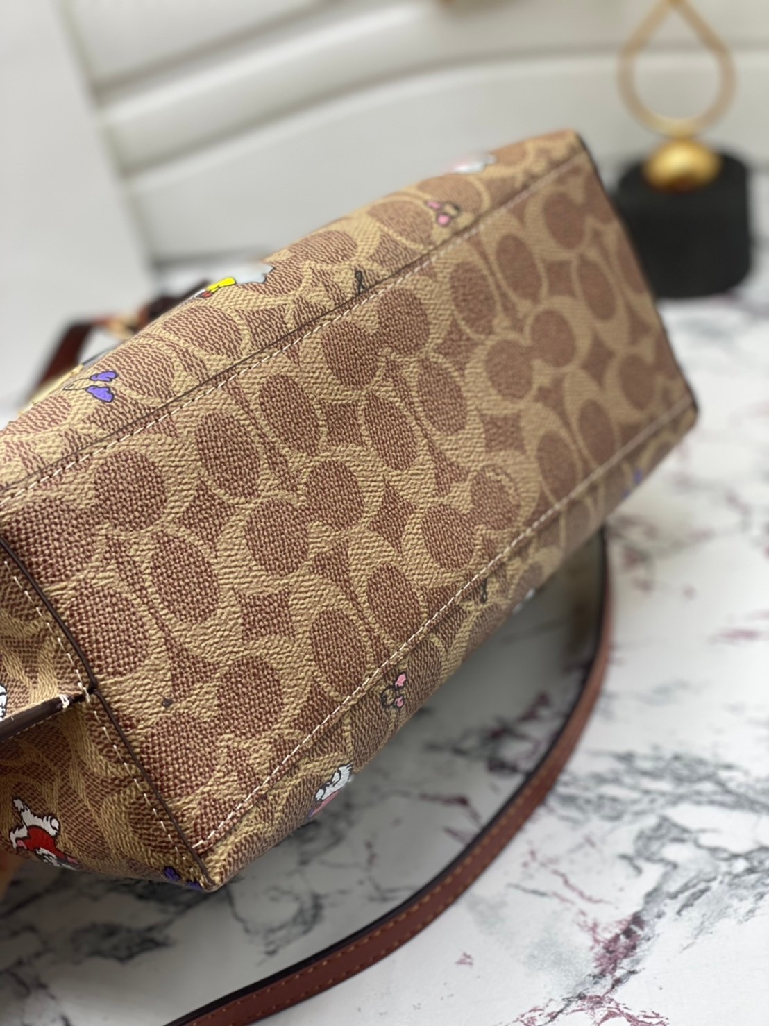 ไม่หลงรัก ทำไงไหว!! COACH MOLLIE TOTE 25 IN SIGNATURE CANVAS WITH SNOOPY (COACH C4250) กระเป๋าถือ กระเป๋าสะพาย รุ่นฮิต พิมพ์ลาย น่ารักเกินเบอร์ได้อีก// ขนาดเหมาะมือ มีสายสะพายยาว ถอดและปรับระดับได้ //วัสดุแคนวาส ผสมหนังแท้ ขึ้นทรงสวย ลาย SIGNATURE ด้านในโ