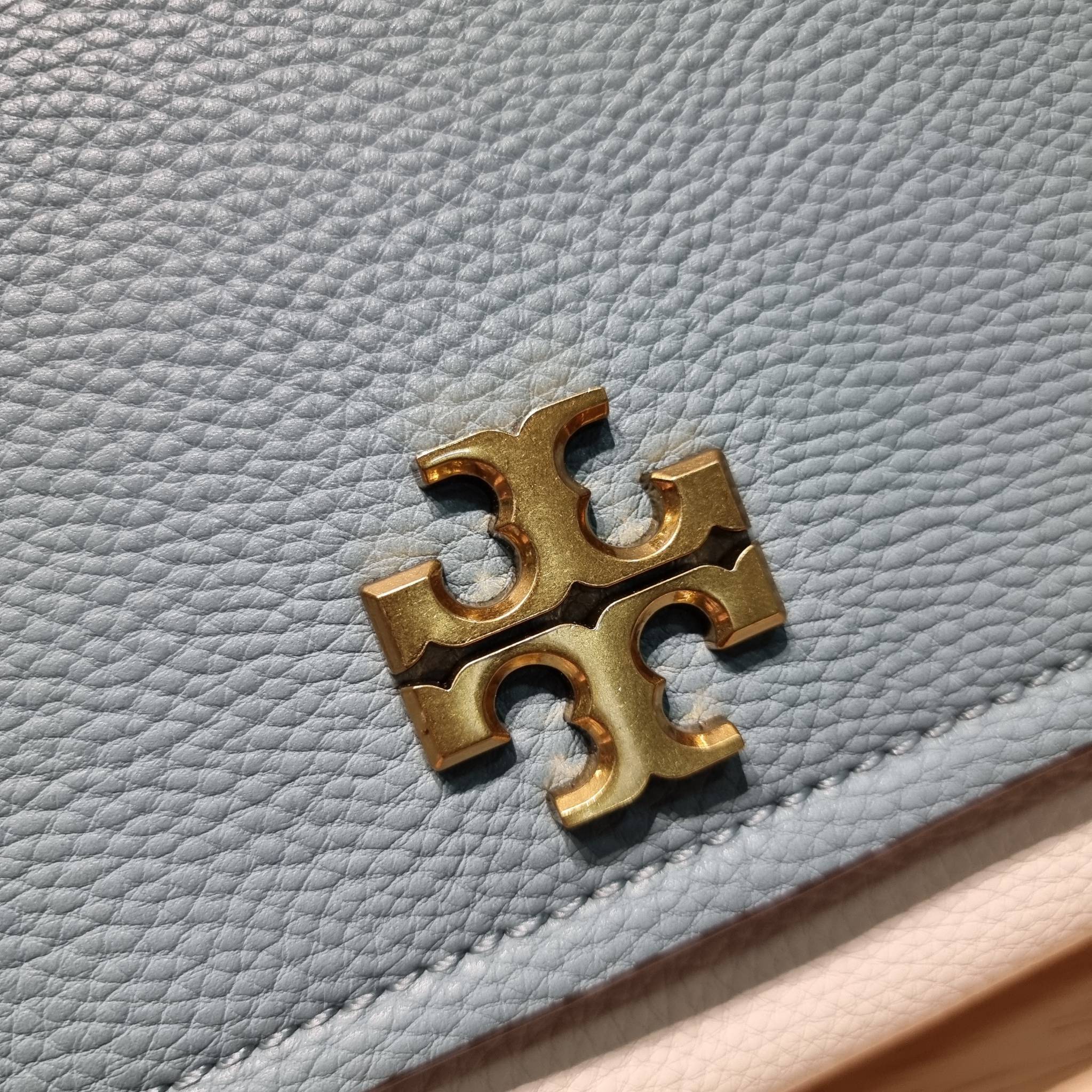 TORY BURCH LIMITED-EDITION SHOULDER BAG รุ่นลิมิเต็ด กับกระเป๋าสะพายไหล่ทรงผู้ดี ที่ผลิตมาในจำนวนจำกัด โดดเด่นด้วยอะไหล่ทองคลาสสิคหรูหรา