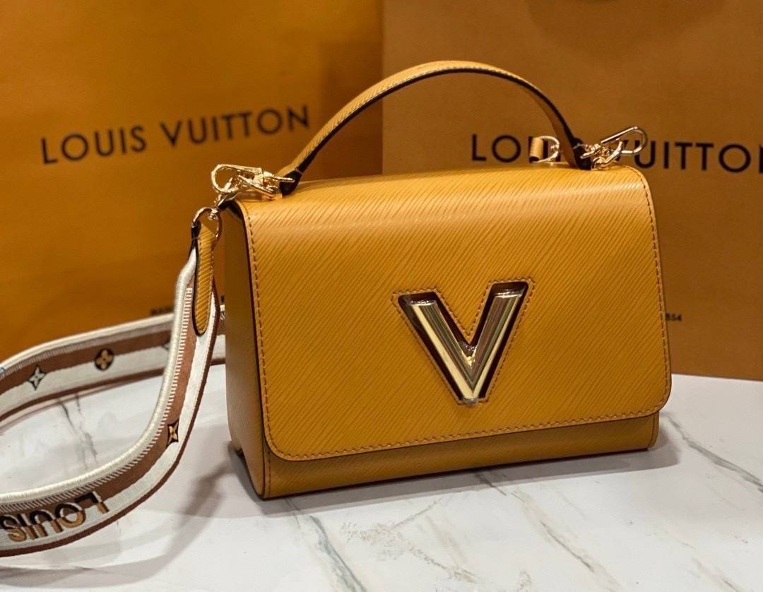 ORI หนังแท้ | LV Twist MM bag Epi grain leather กระเป๋าสะพาย/กระเป๋าถือรุ่น พร้อมสายสปอร์ต หนังลายเกรน Epi โดดเด่นด้วยโลโก้หน้า สวยหรูเป็นเอกลักษณ์ ดีไซน์คัลเลอร์บล็อค สัมผัสโดดเด่นแมตช์กับทุกสไตล์
