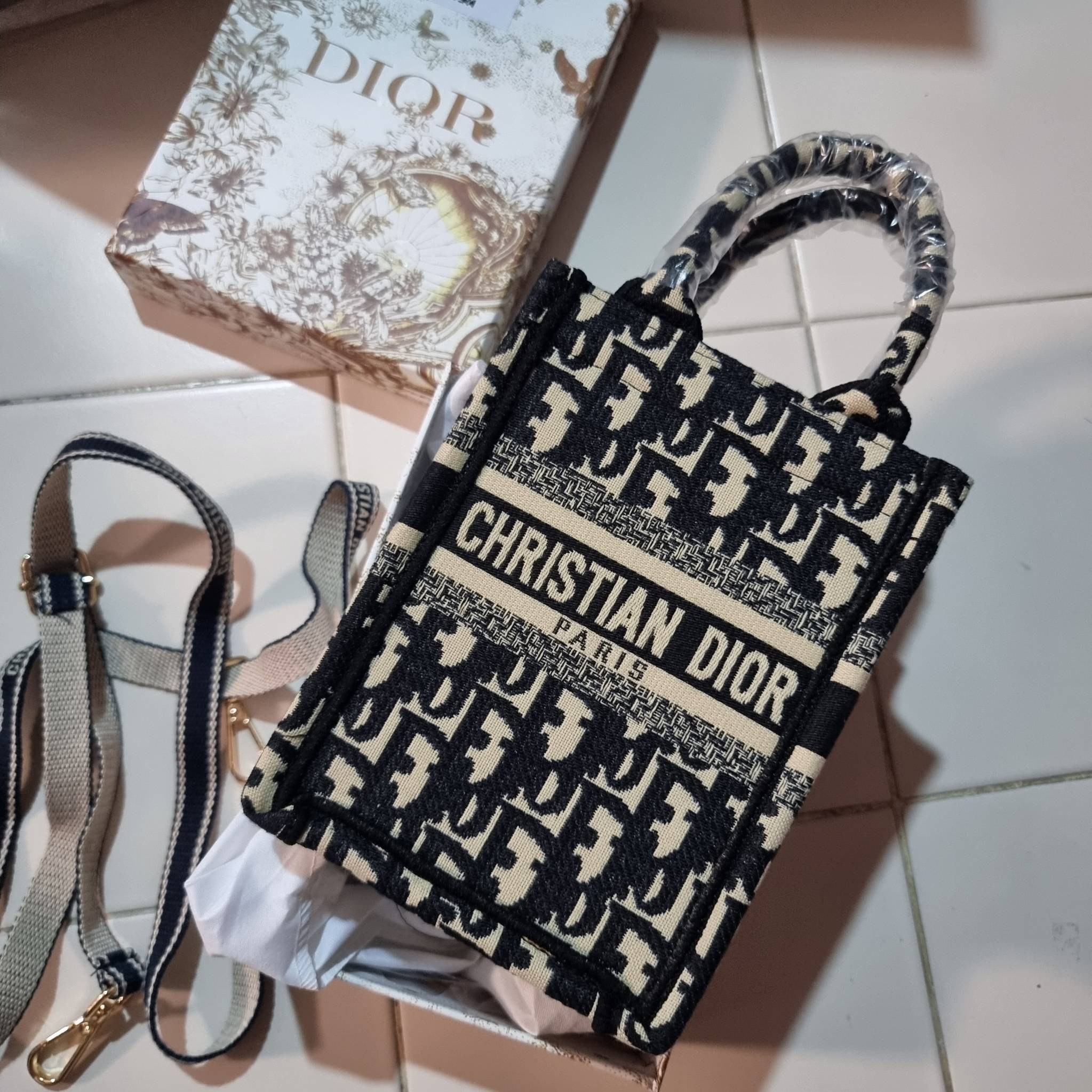Dior mini book tote phone bag / CD MINI SHOPPING BAG น้องคนสวย ไซส์มินิ ขนาดเล็กน่ารัก น่าใช้มากกกก!! ดีไซน์คลาสสิควินเทจ สวยหรู